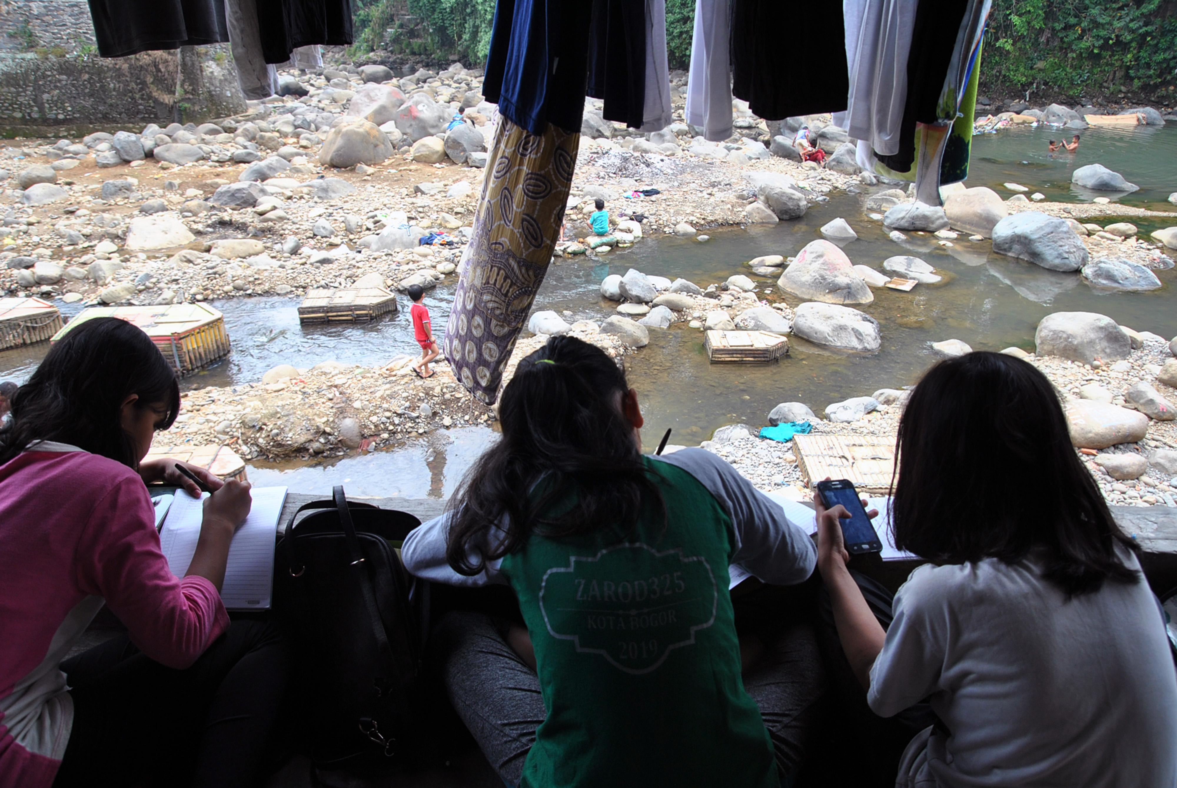 Belajar Secara Daring di Pinggir Sungai Ciliwung