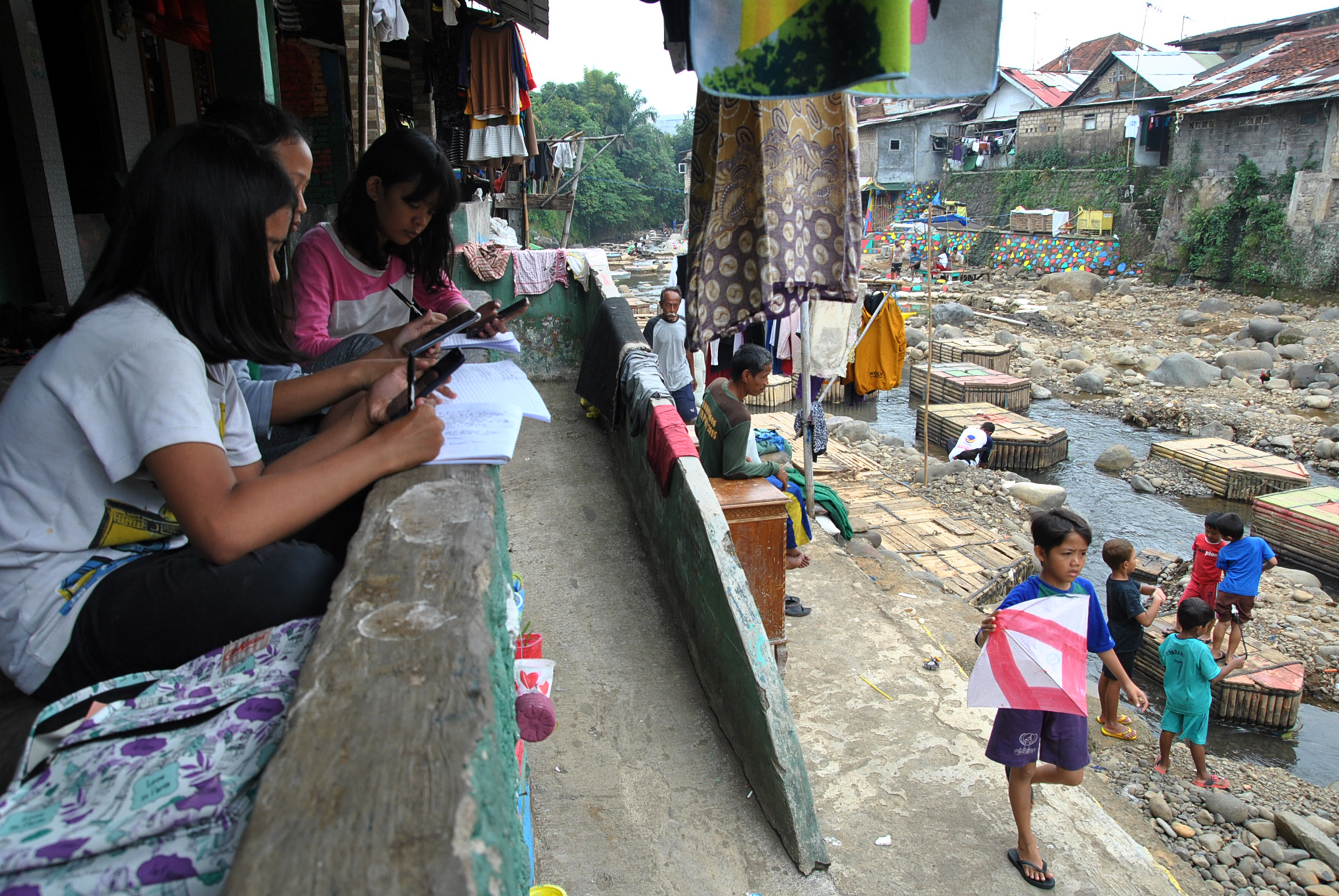 Belajar Secara Daring di Pinggir Sungai Ciliwung