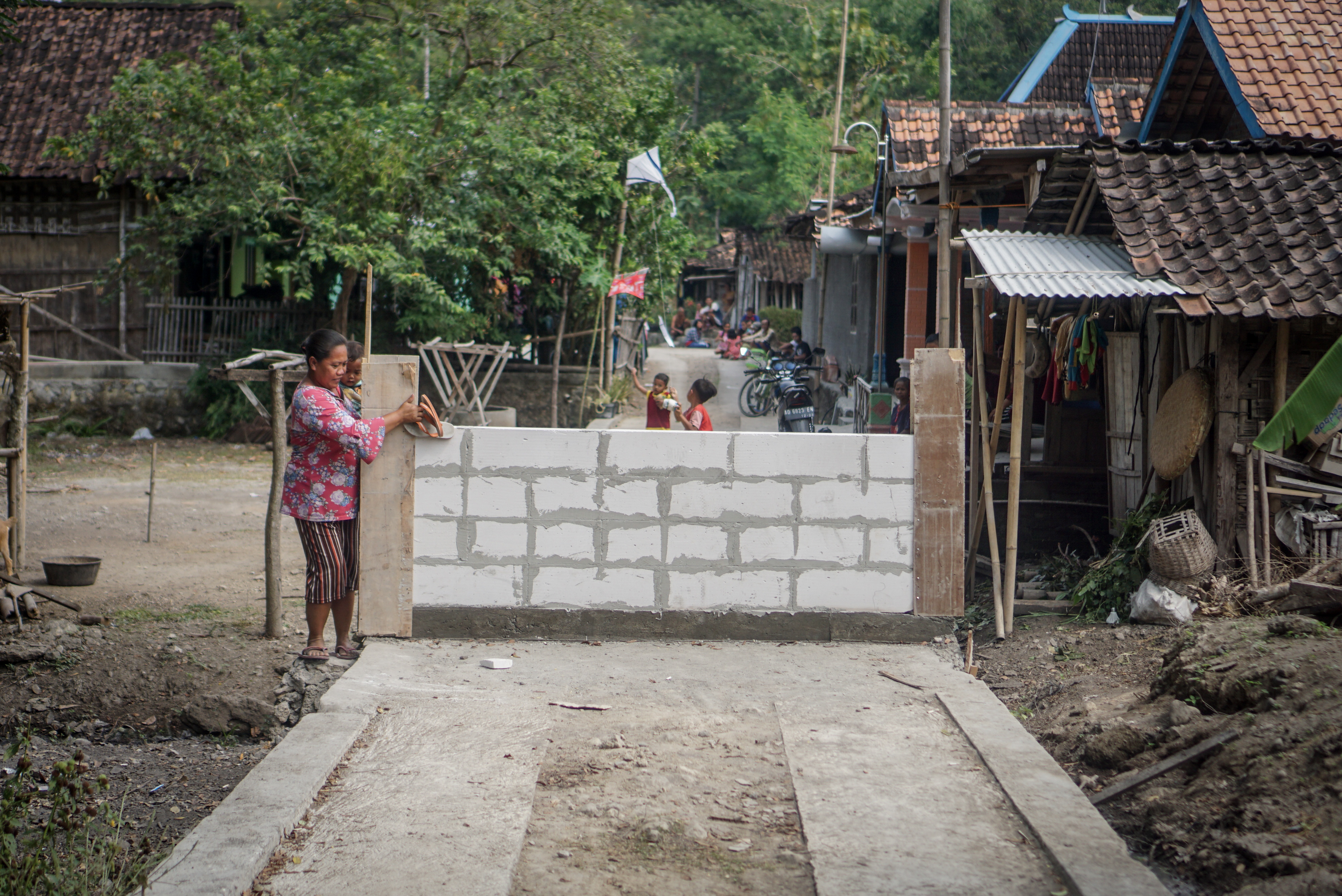 Akibat Perselisihan Warga Jalan Kampung Ditutup Tembok