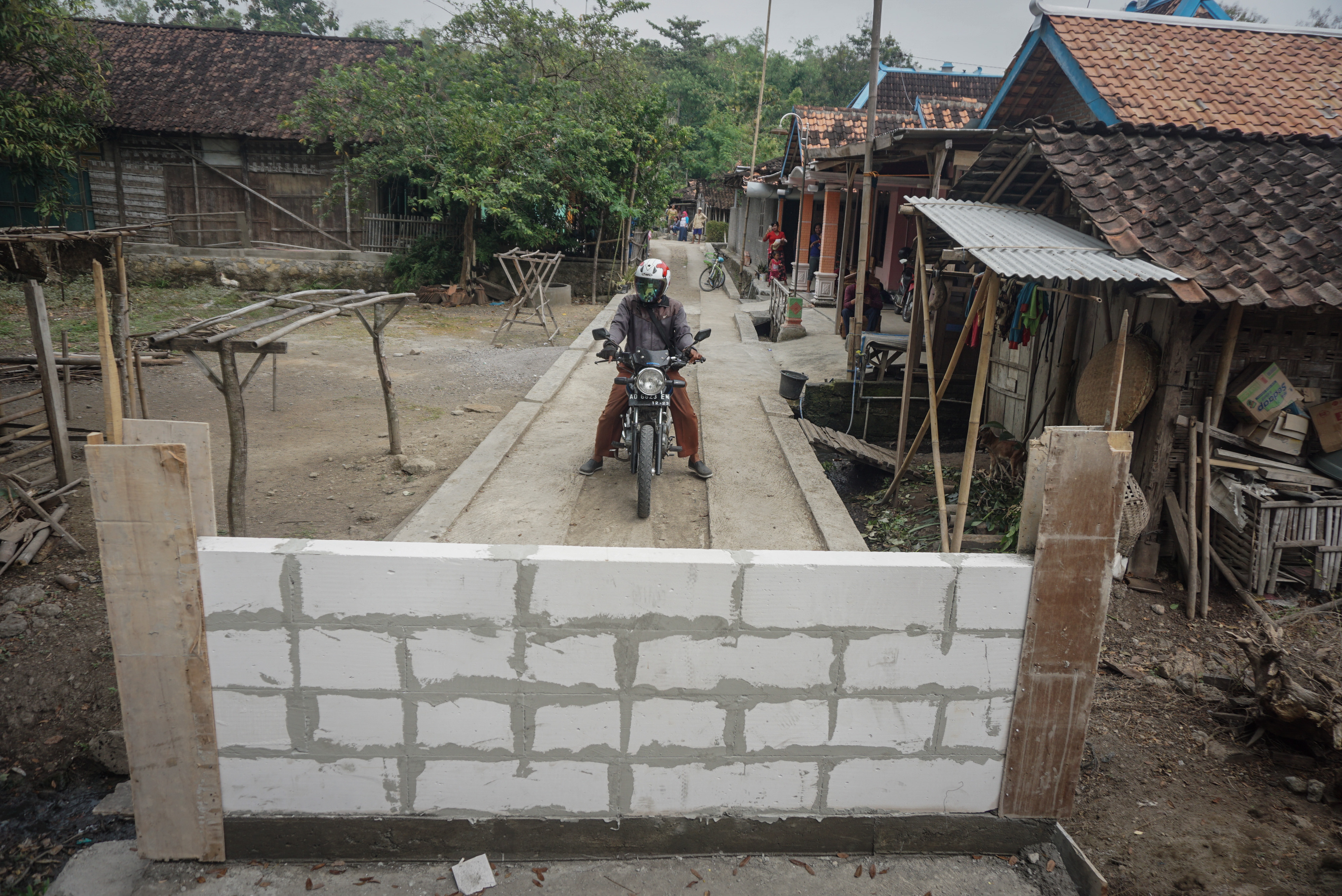Akibat Perselisihan Warga Jalan Kampung Ditutup Tembok