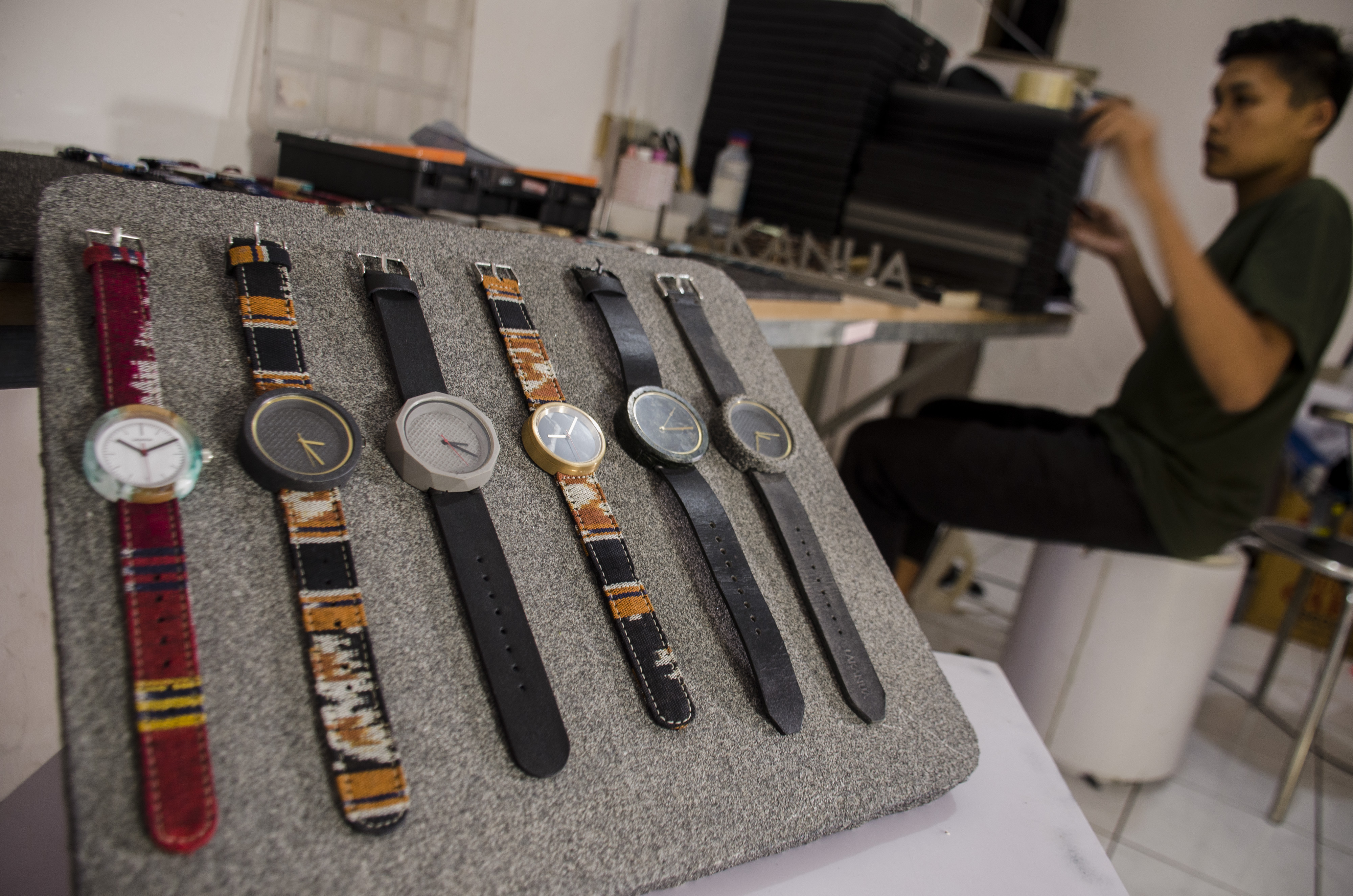 Produksi Jam Tangan dari Semen