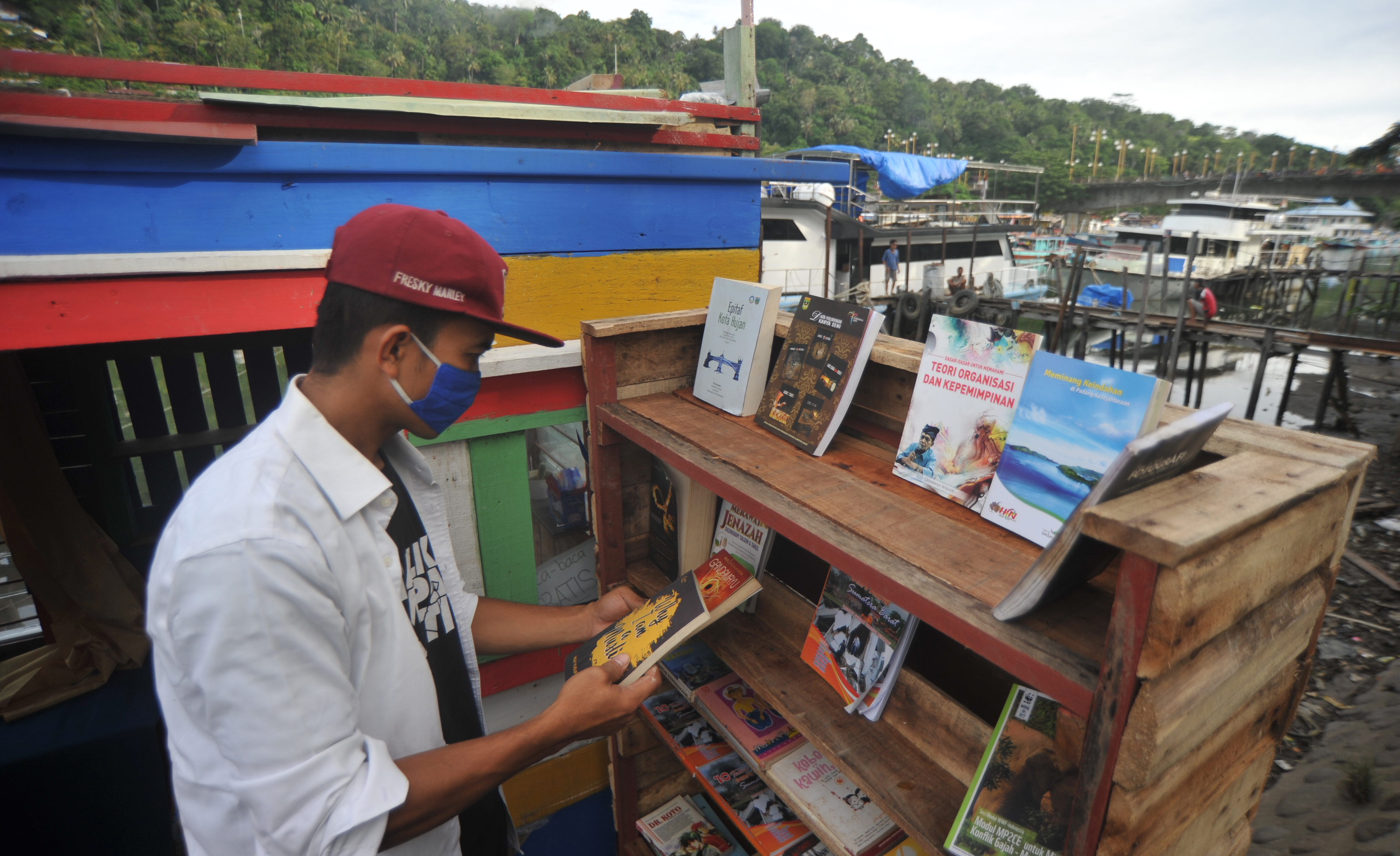 Taman Bacaan Masyarakat di Tepi Sungai