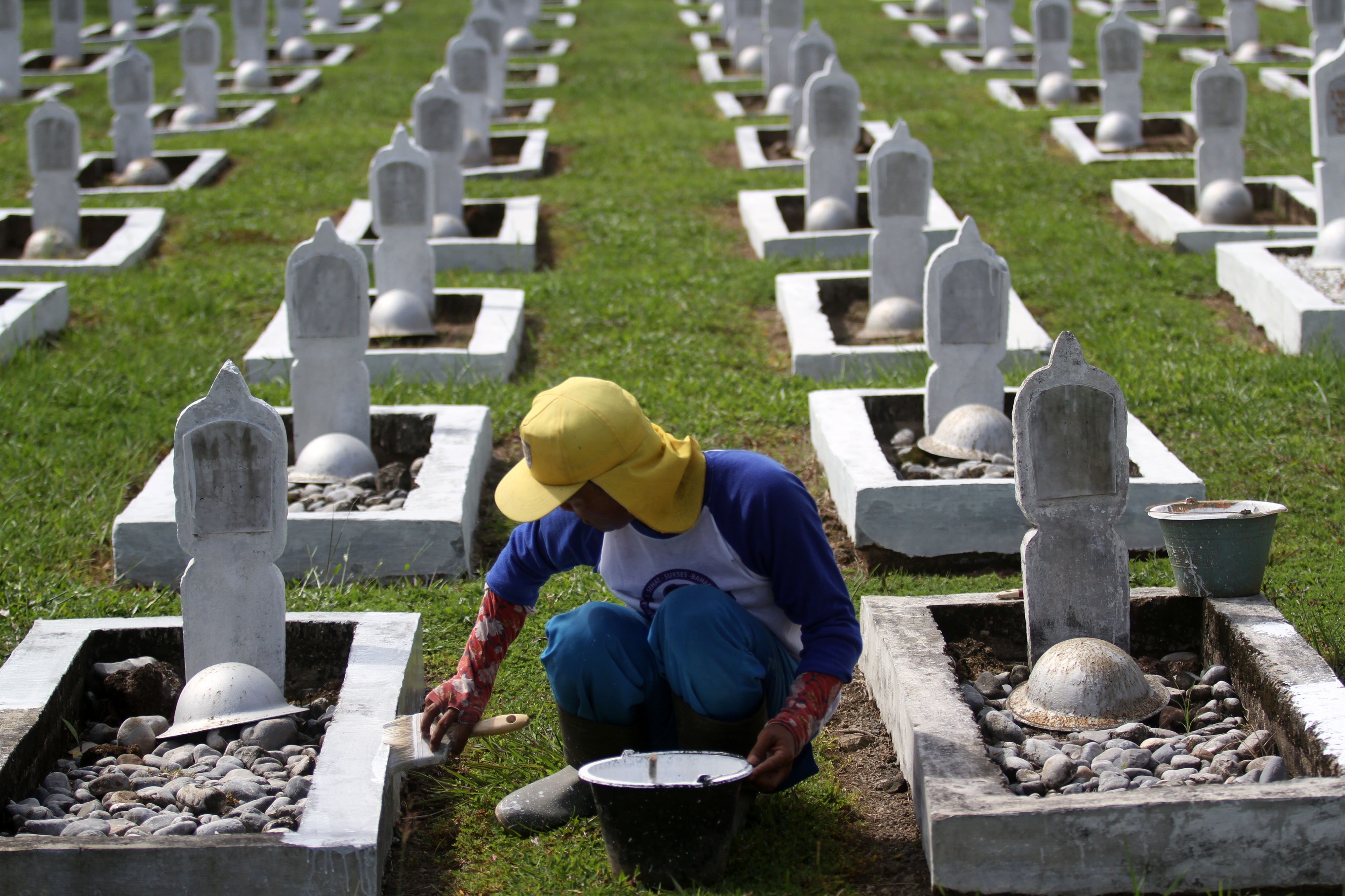 Perawatan Makam Pahlawan