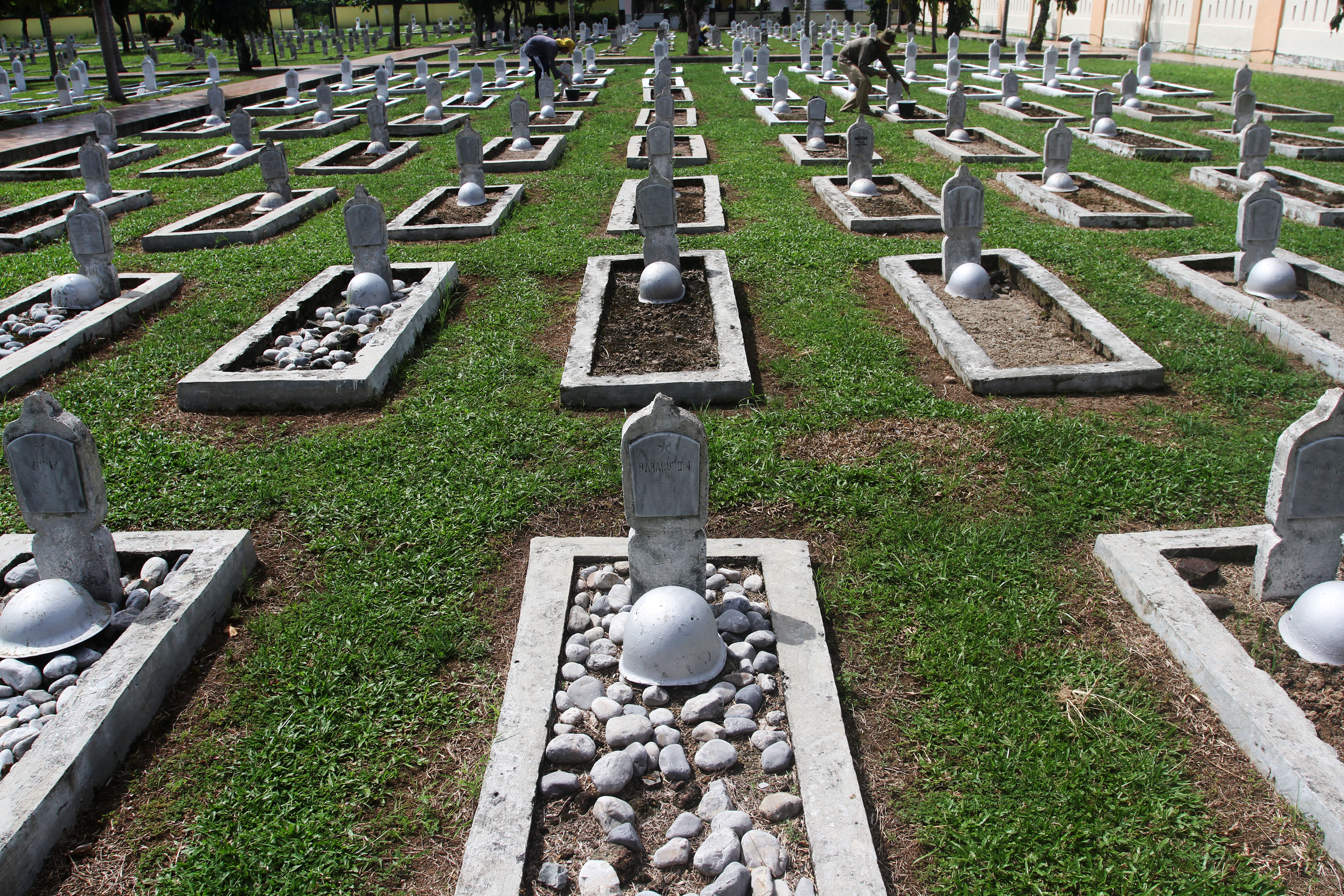 Perawatan Makam Pahlawan