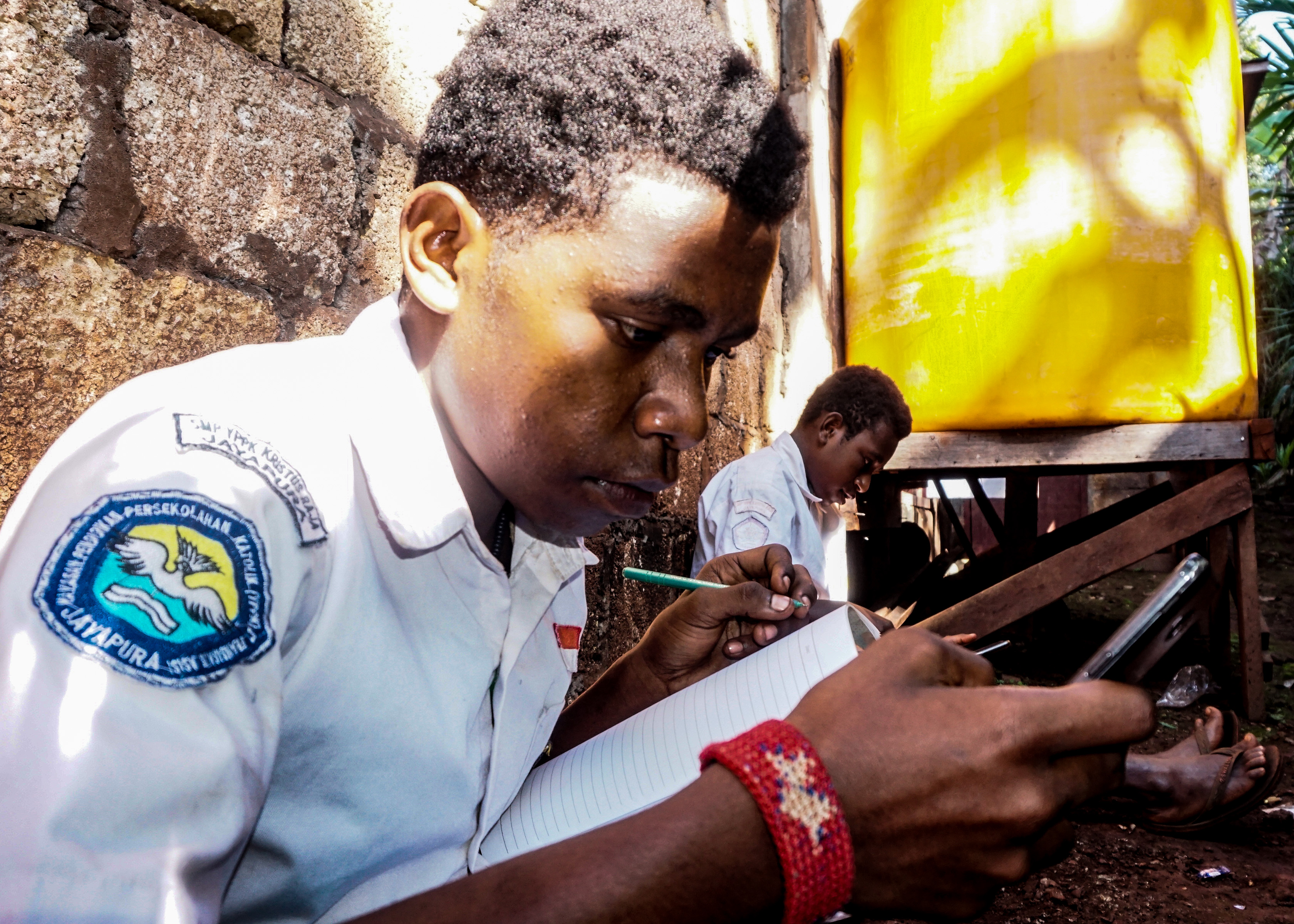 Siswa Wajib Mengenakan Seragam Saat Belajar Daring