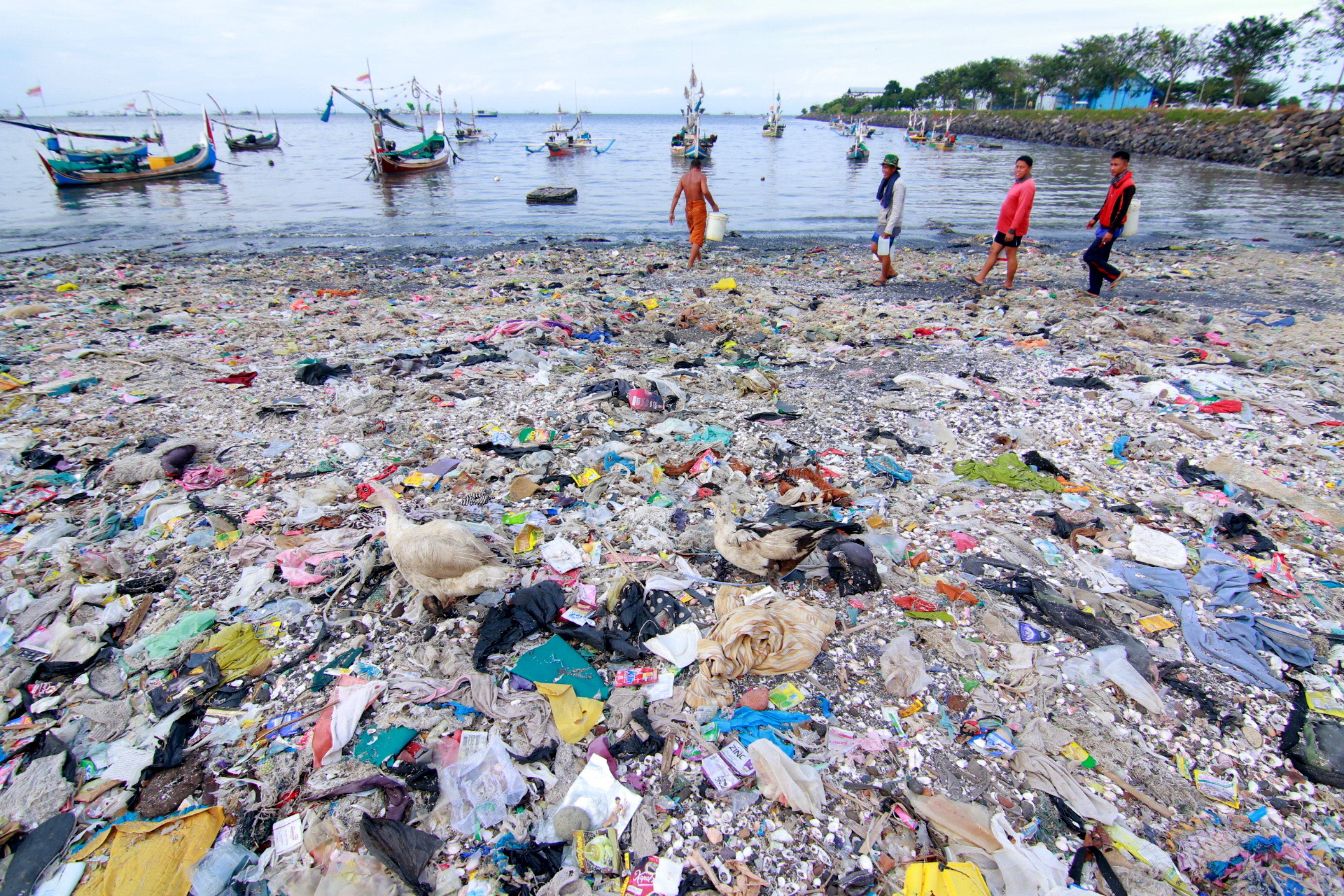 Tumpukan Sampah Penuhi Pantai