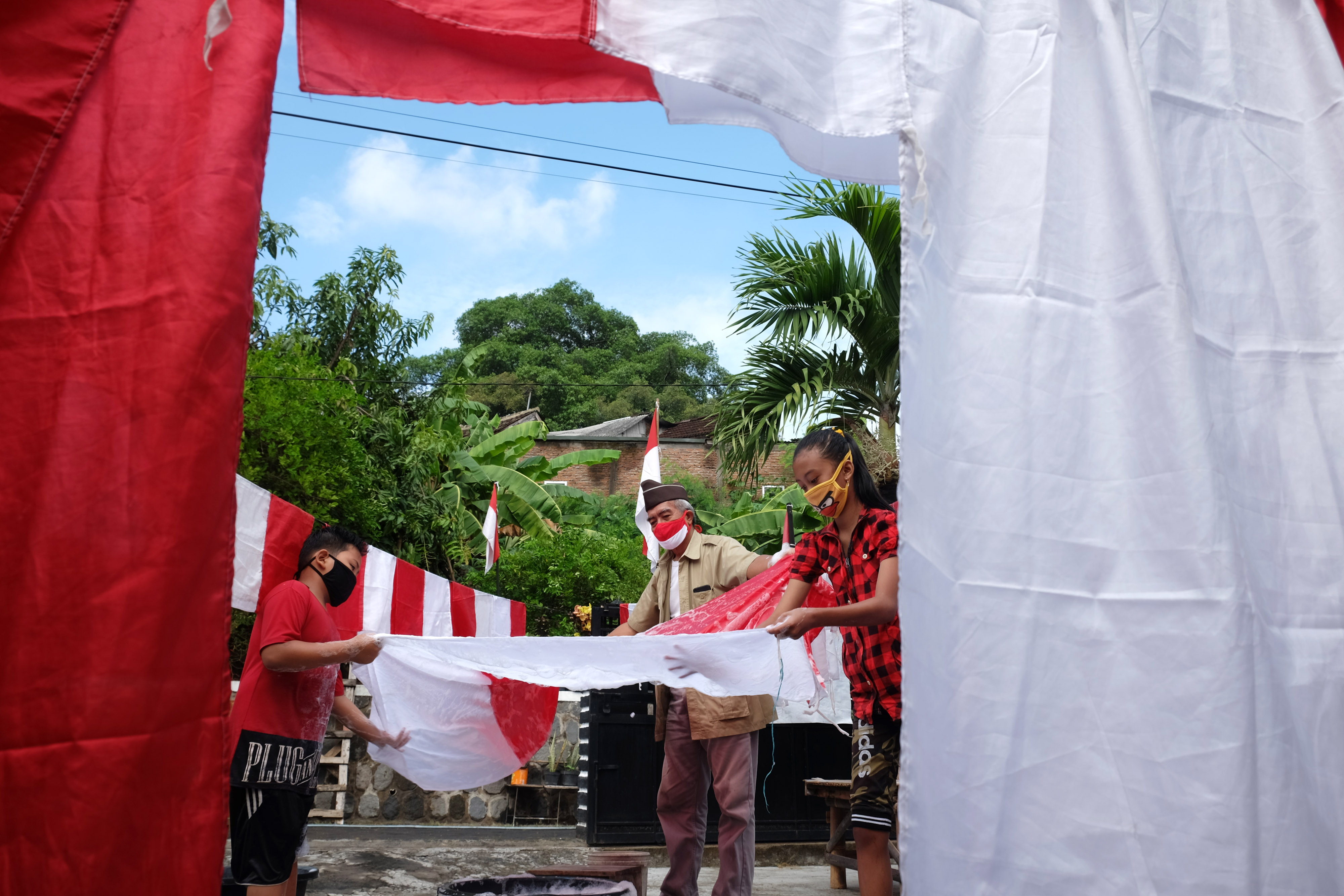 Cuci Bendera Merah Putih