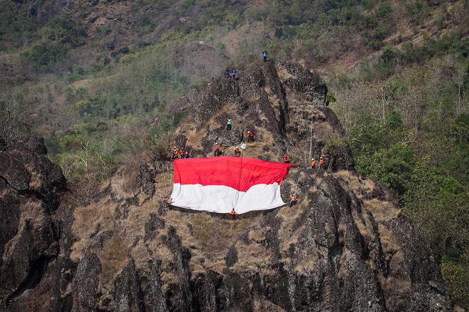 Pengibaran Bendera di Atas Bukit Sepikul