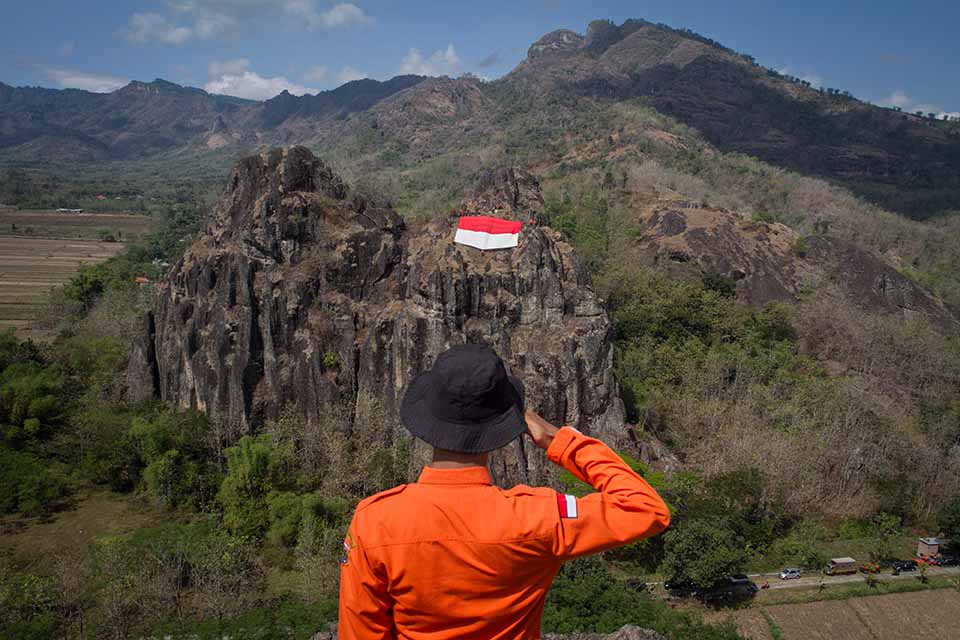 Pengibaran Bendera di Atas Bukit Sepikul