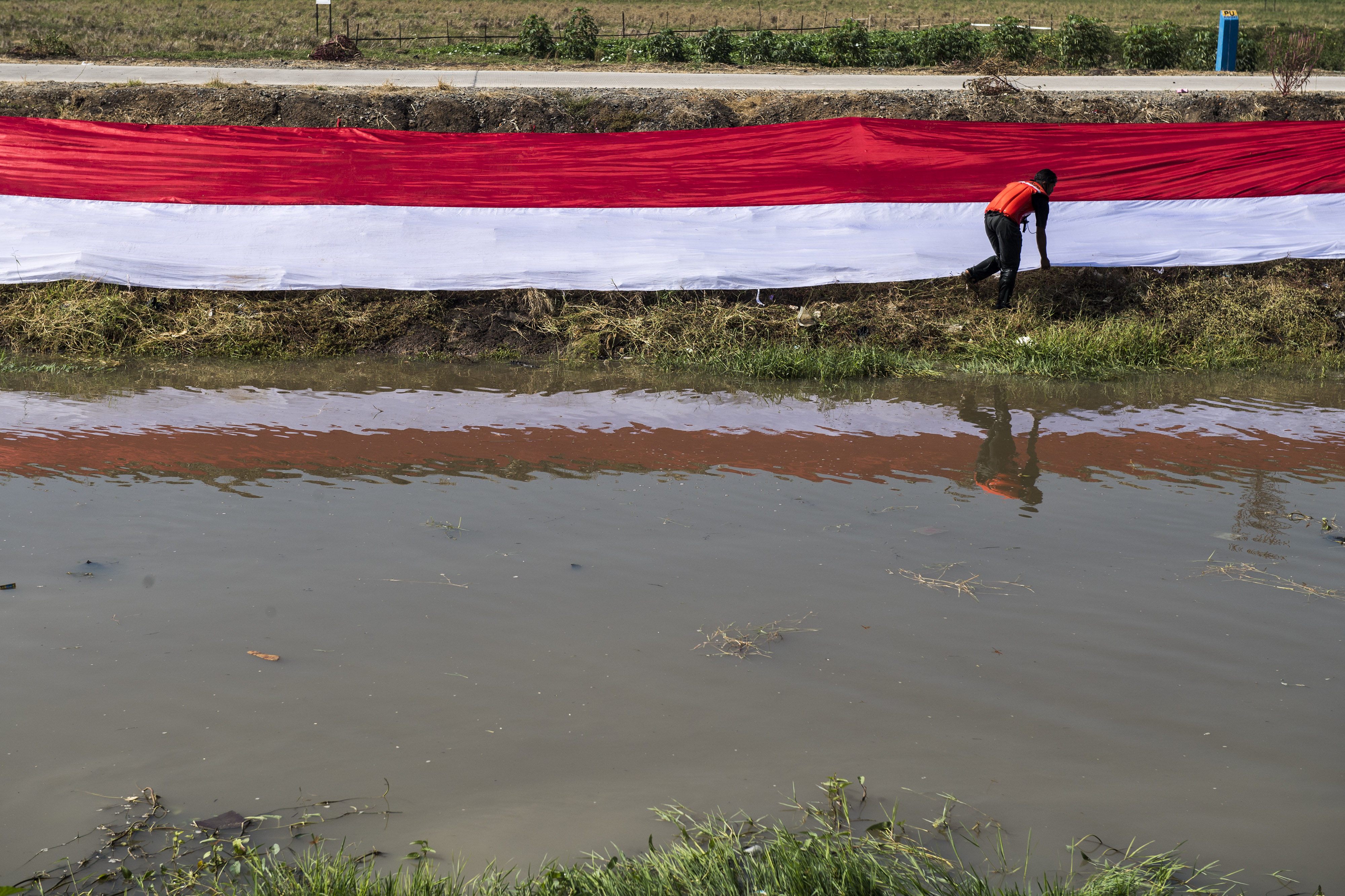Merah Putih Membentang di  Sungai Cikijing