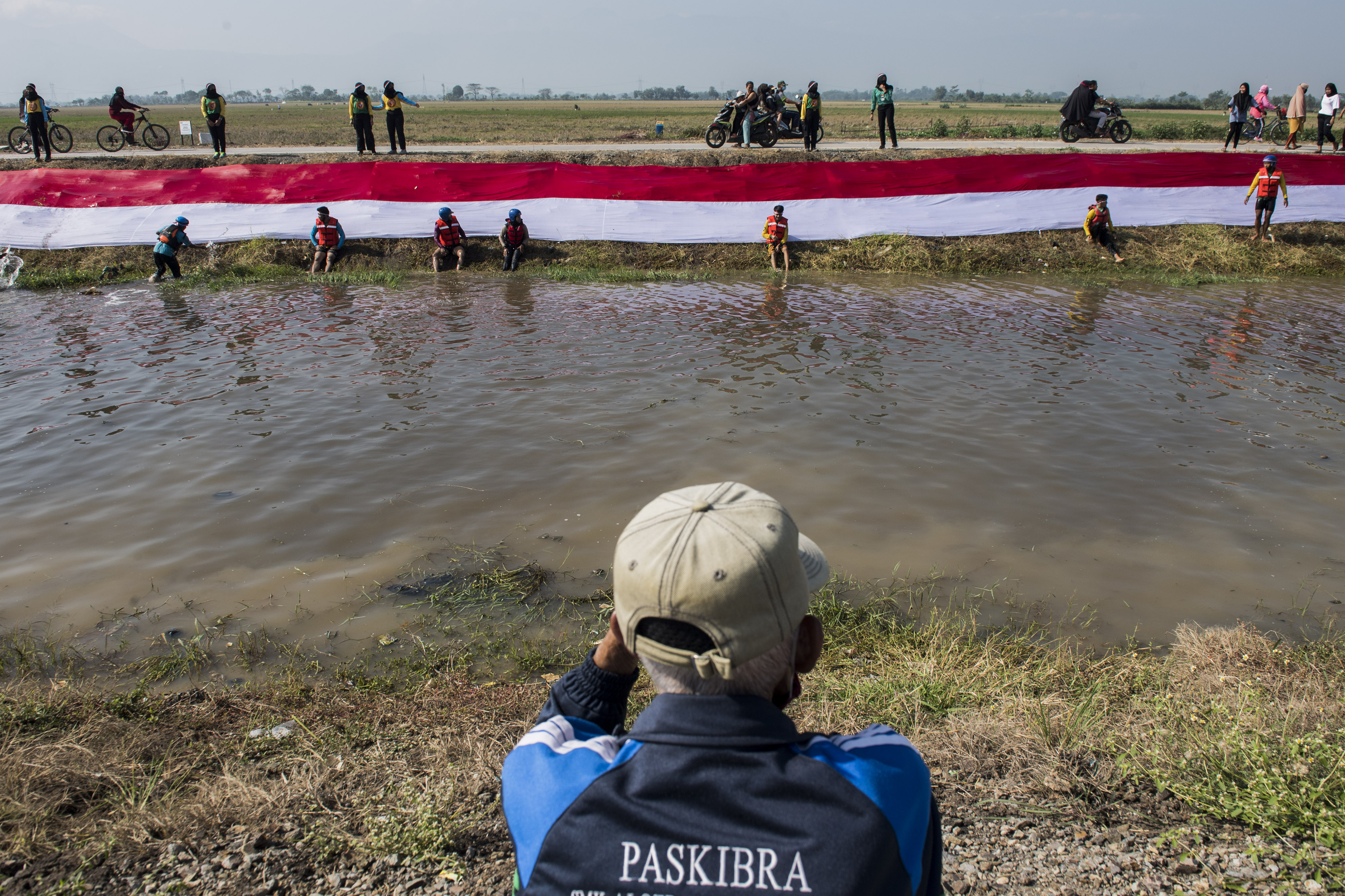 Merah Putih Membentang di  Sungai Cikijing