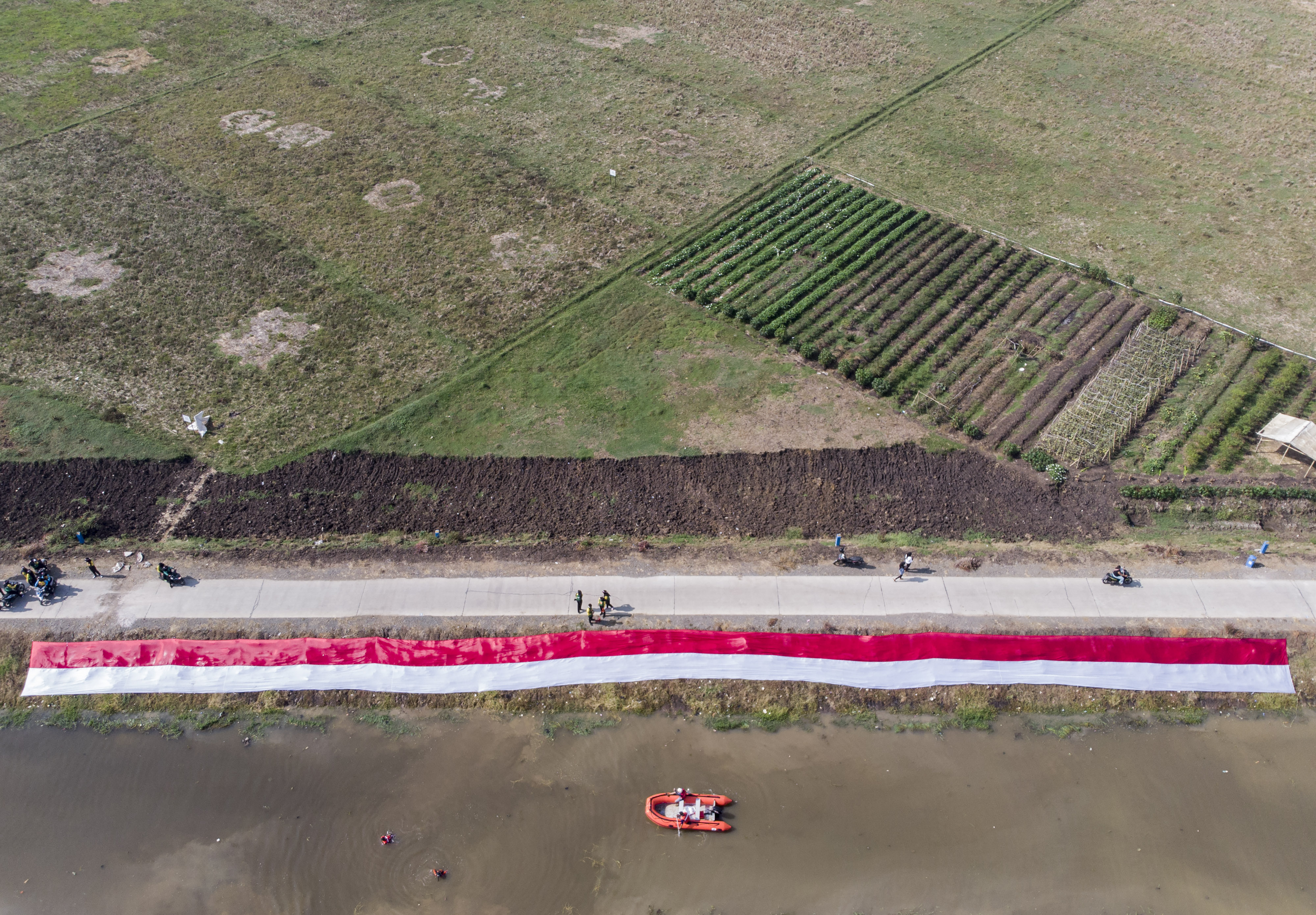 Merah Putih Membentang di  Sungai Cikijing