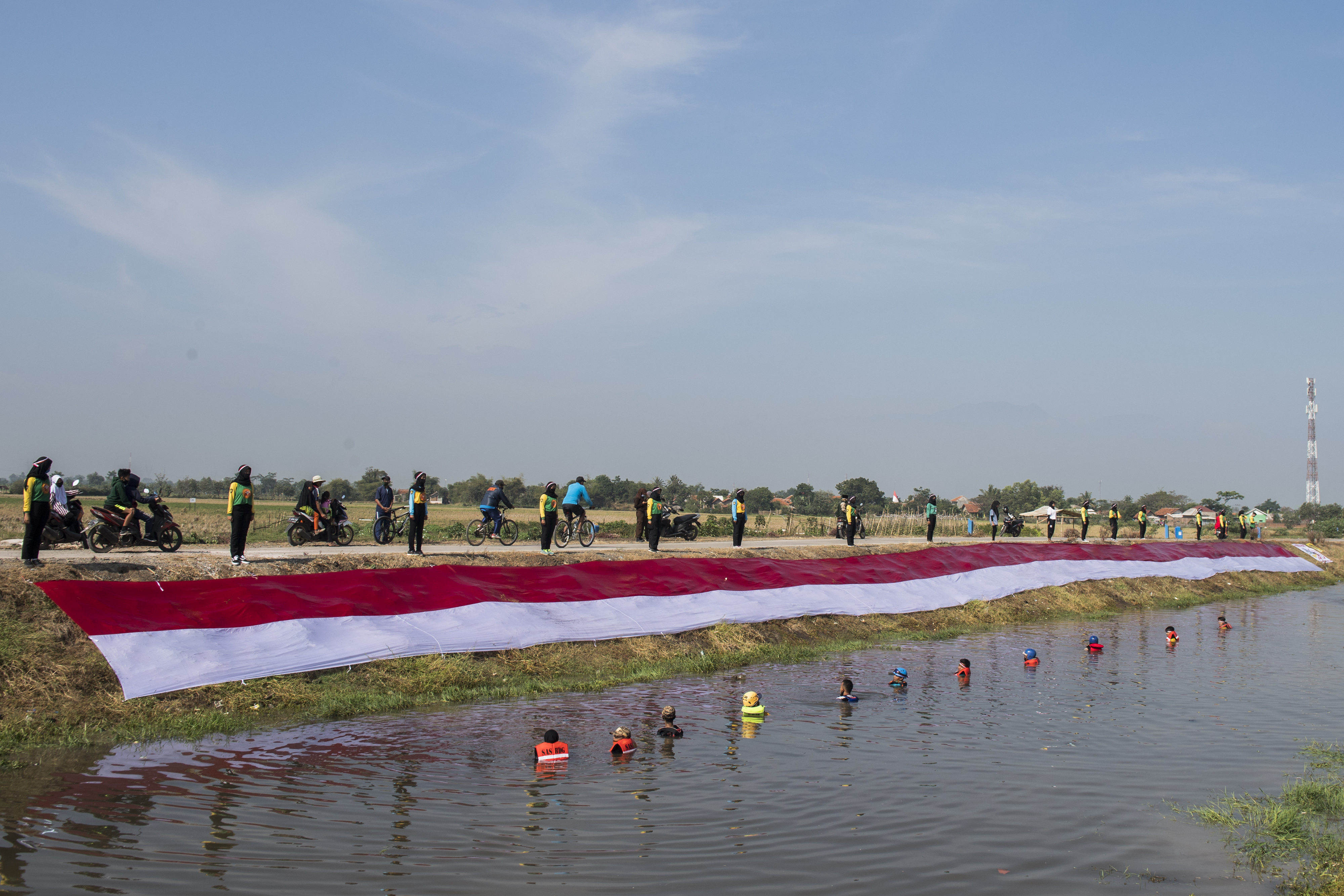 Merah Putih Membentang di  Sungai Cikijing
