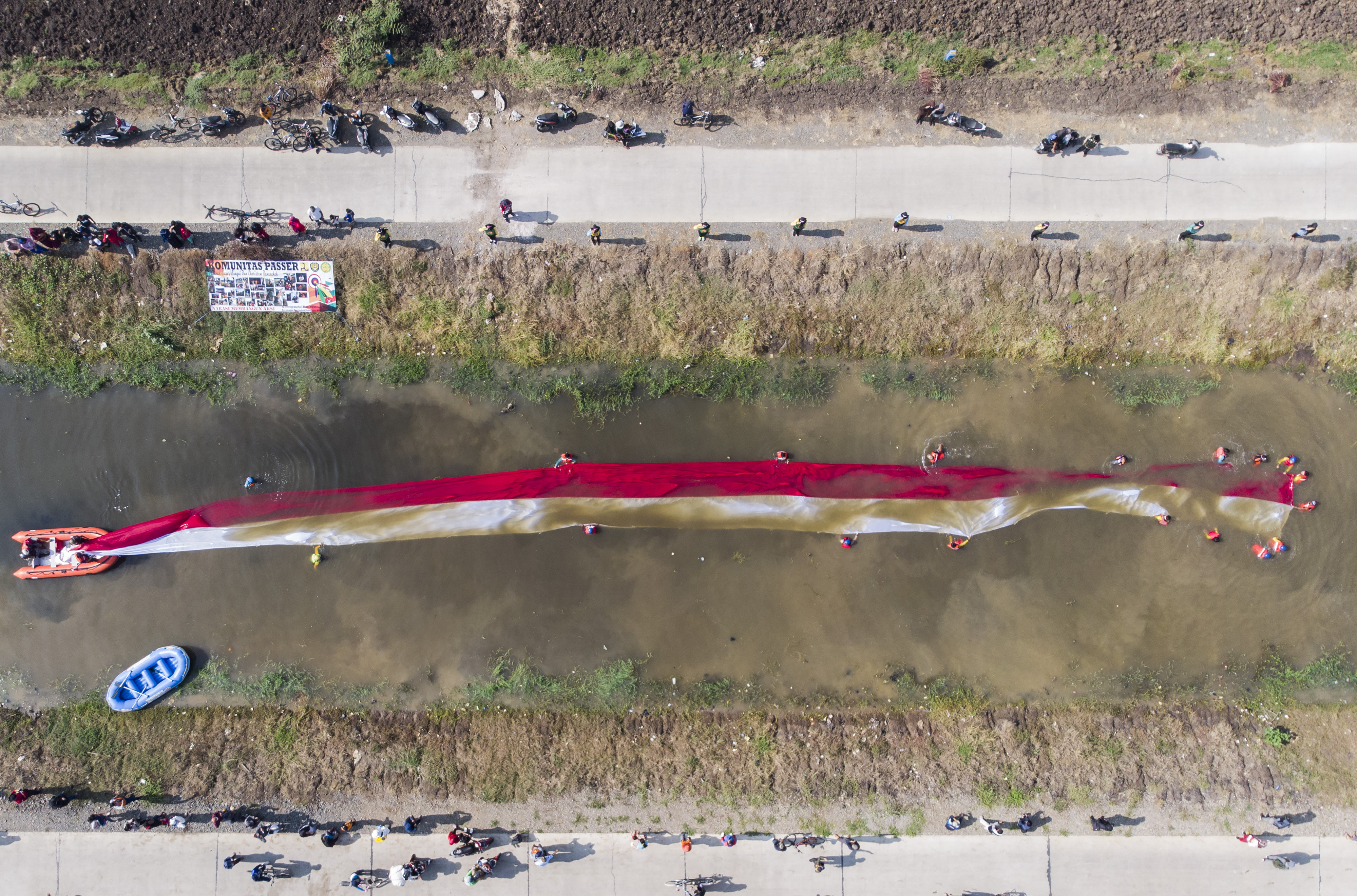 Merah Putih Membentang di  Sungai Cikijing