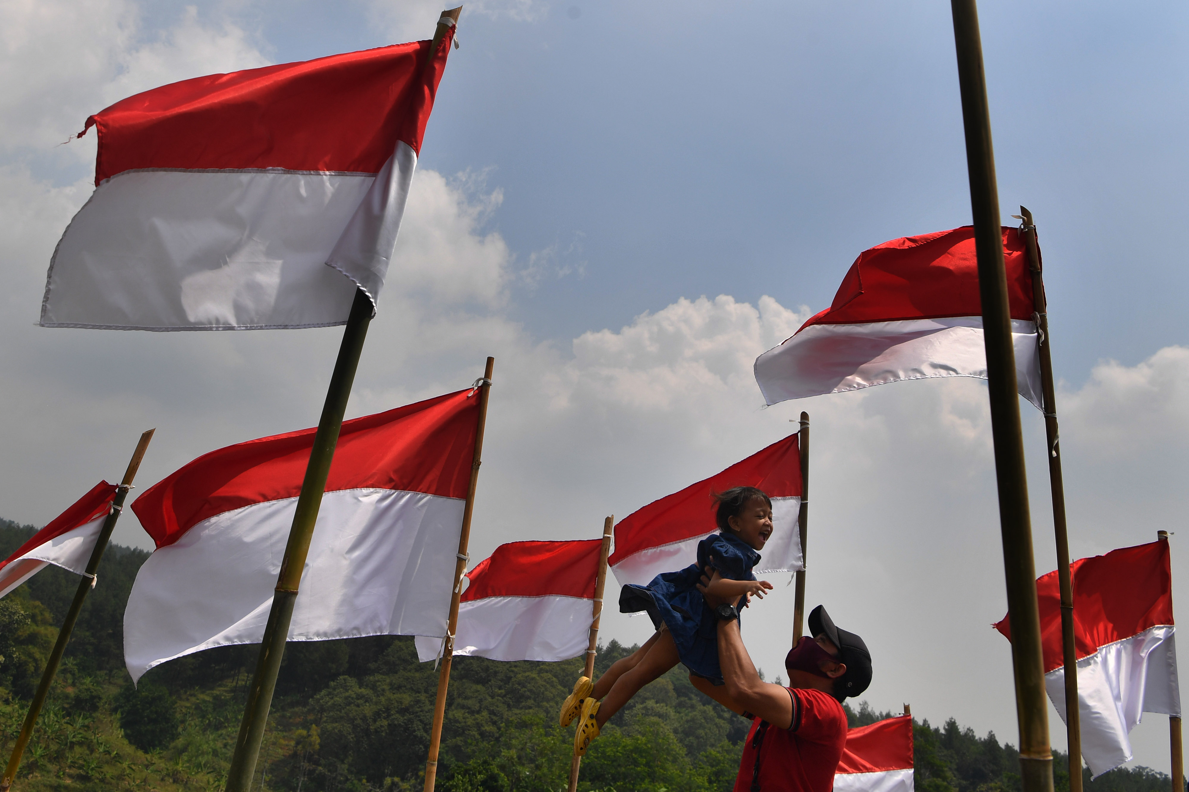  Pemasangan Ribuan Bendera Merah Putih