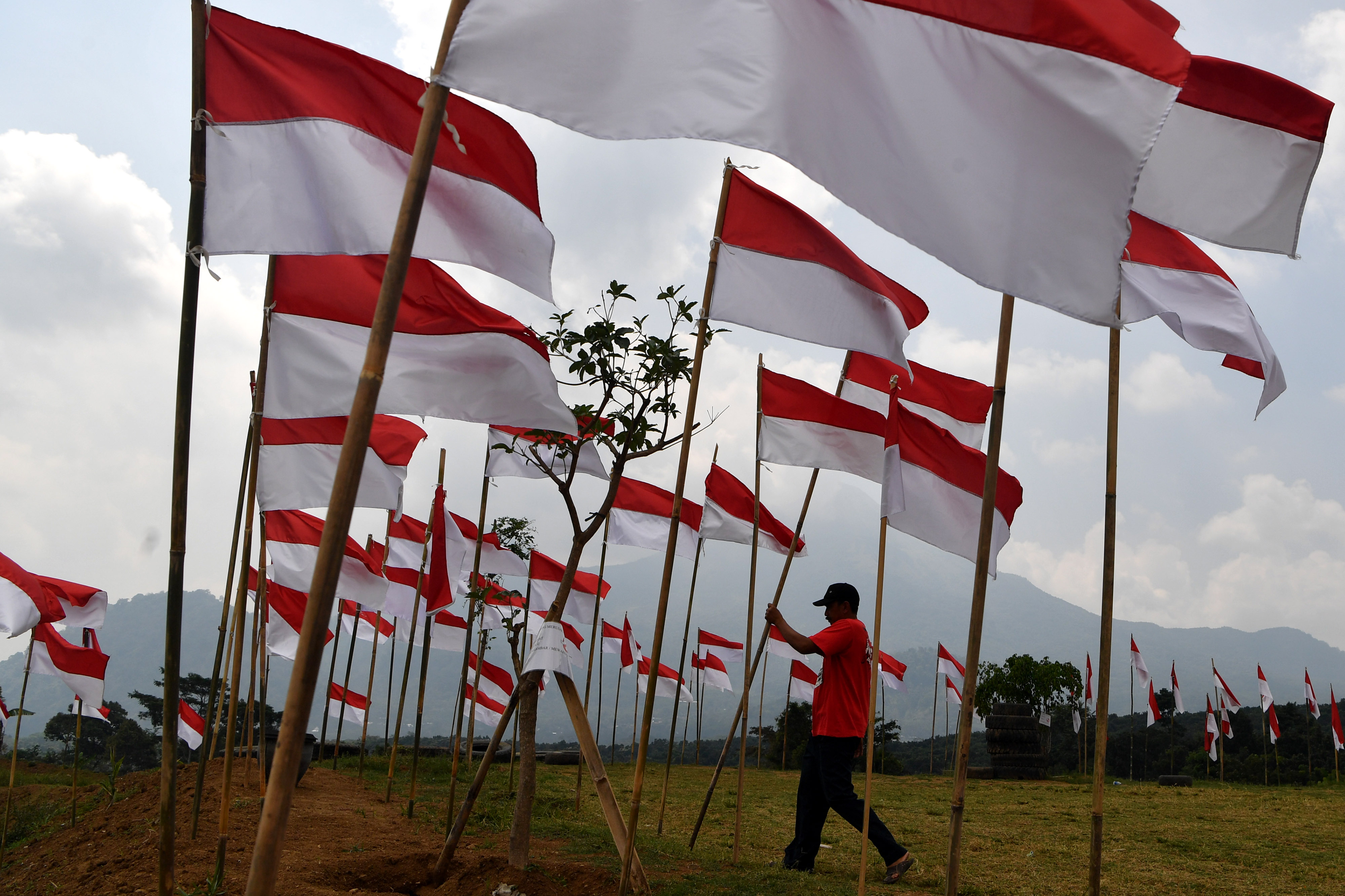  Pemasangan Ribuan Bendera Merah Putih