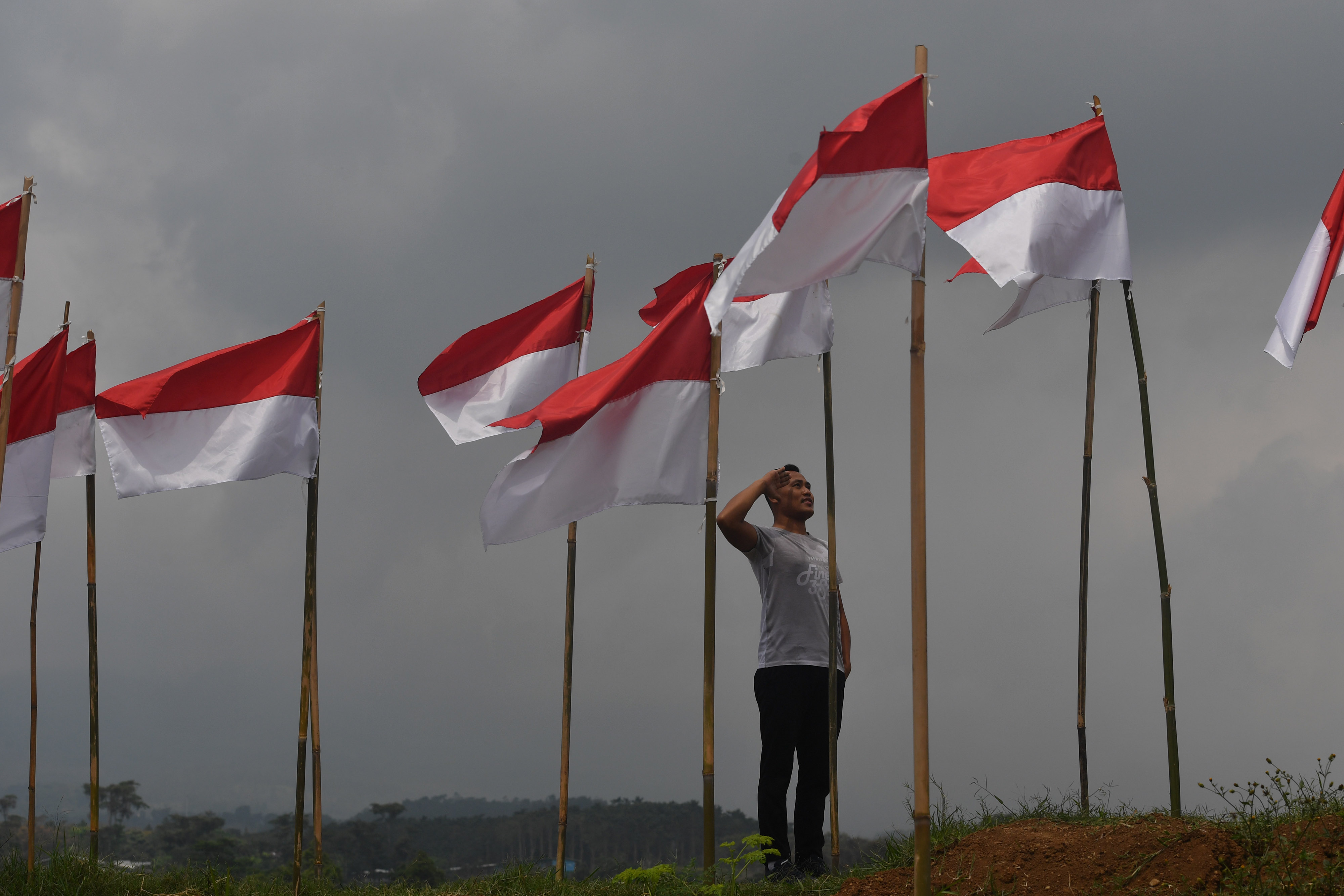  Pemasangan Ribuan Bendera Merah Putih