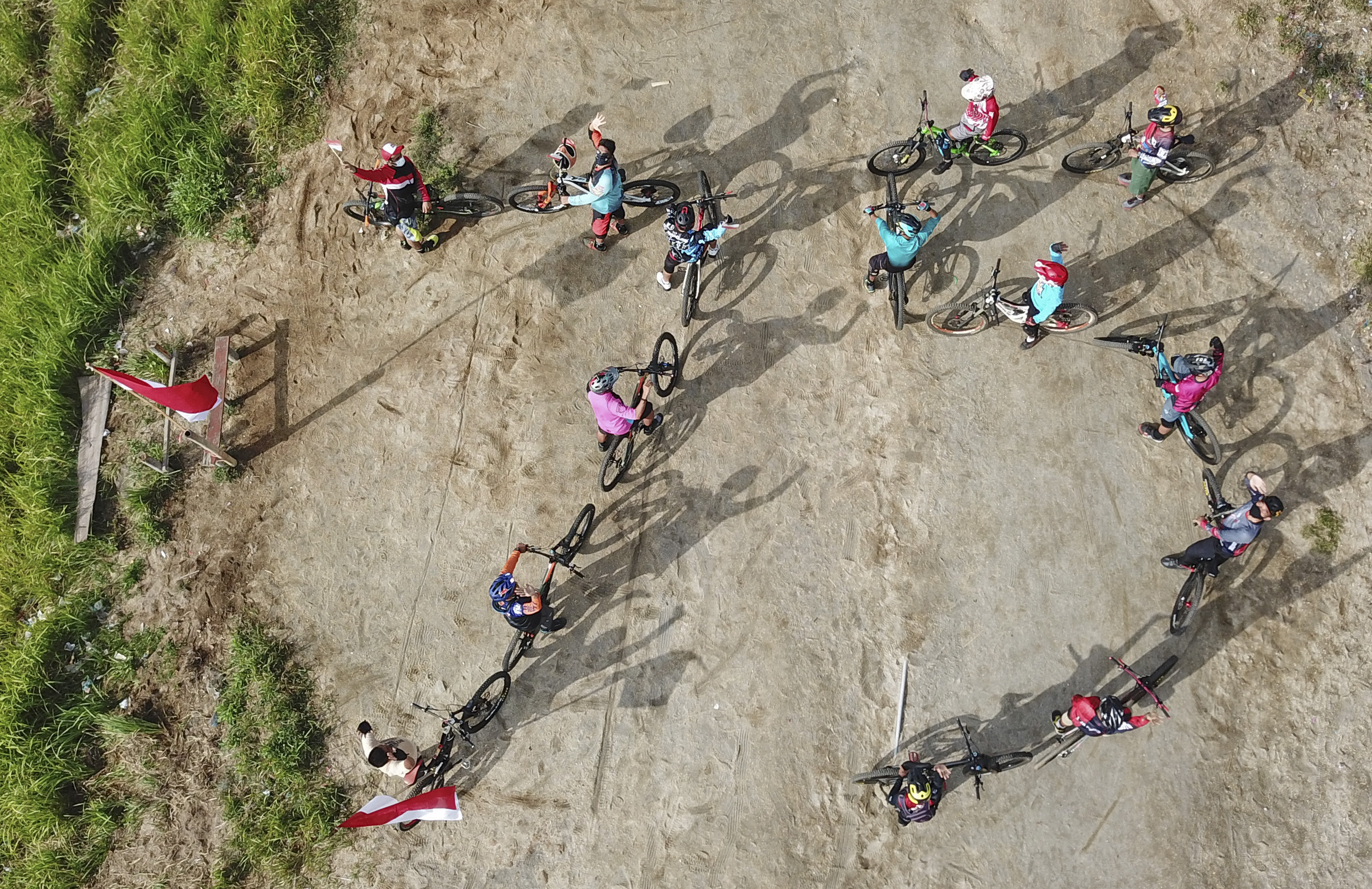 Upacara Bendera Komunitas Sepeda