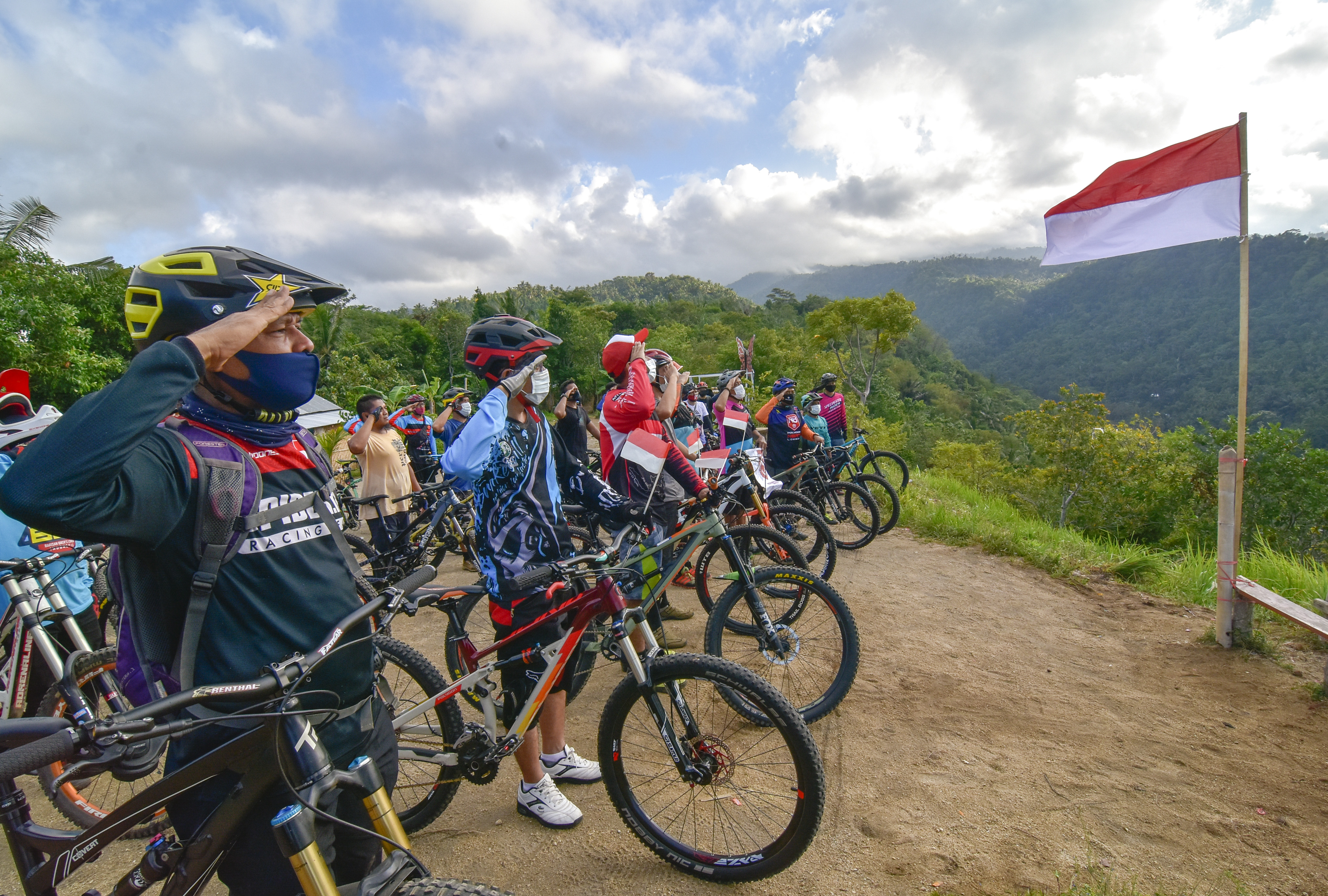 Upacara Bendera Komunitas Sepeda