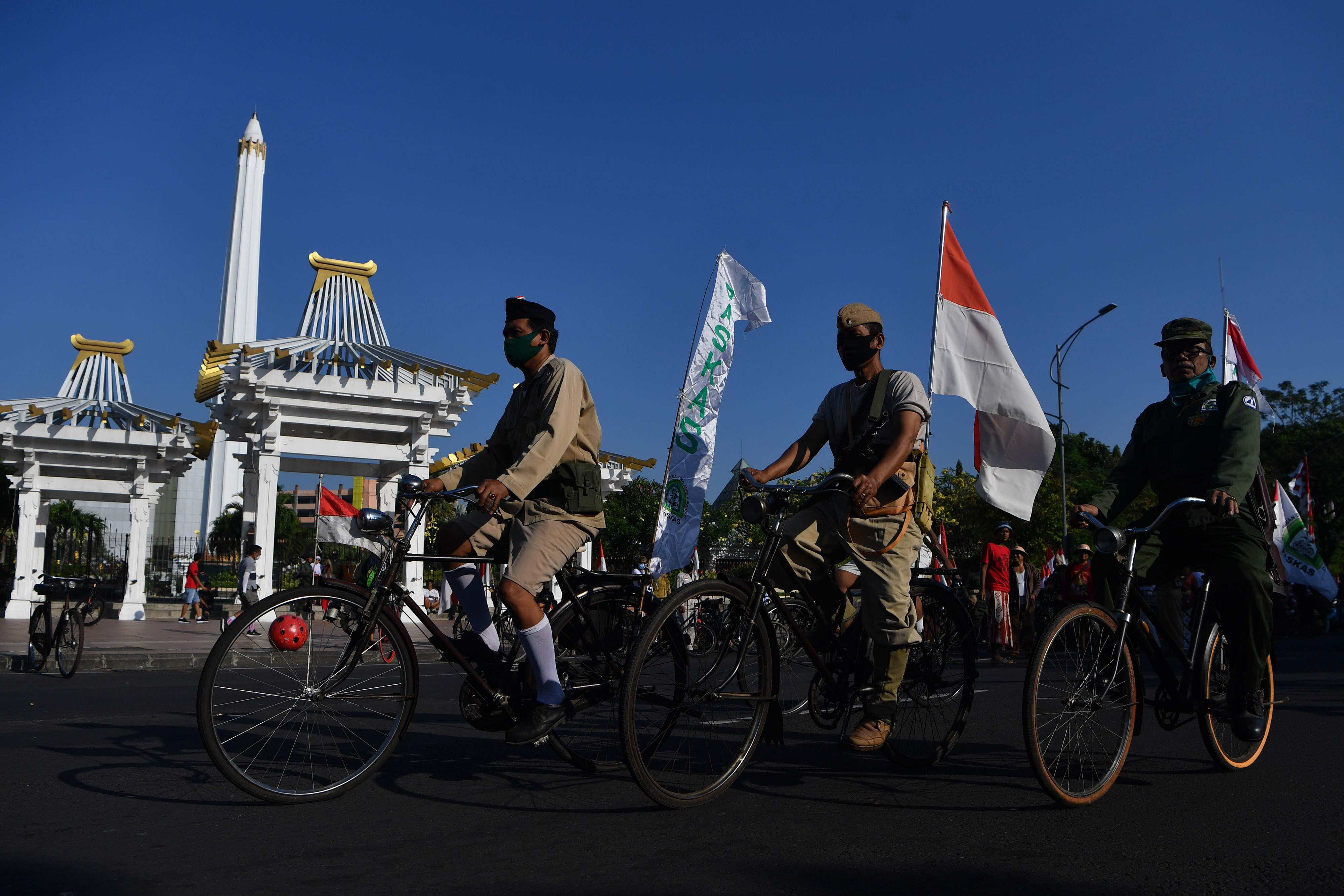 Komunitas Sepeda Tua Meriahkan HUT ke-75 RI