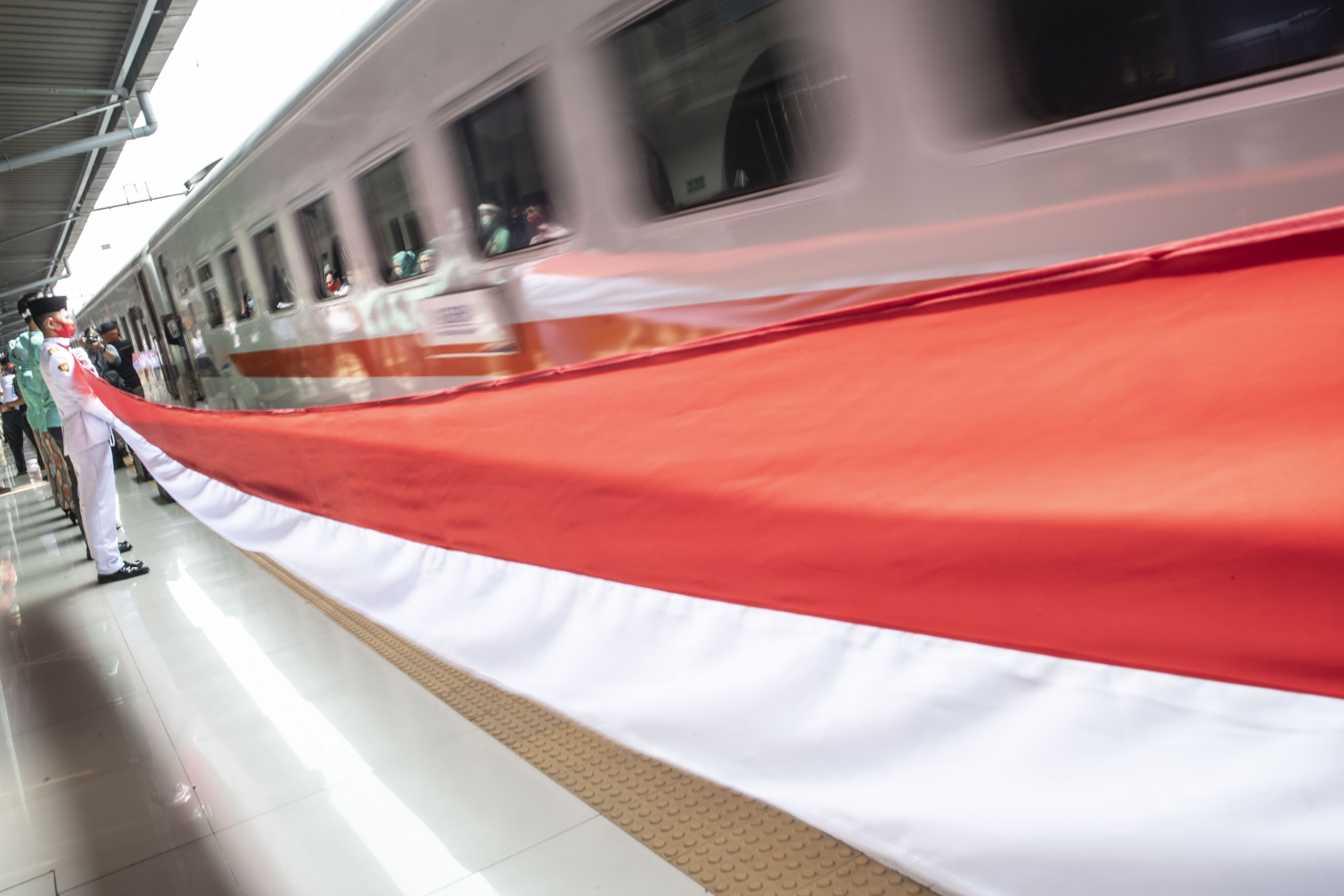 Pembentangan Merah Putih di Dalam Kereta