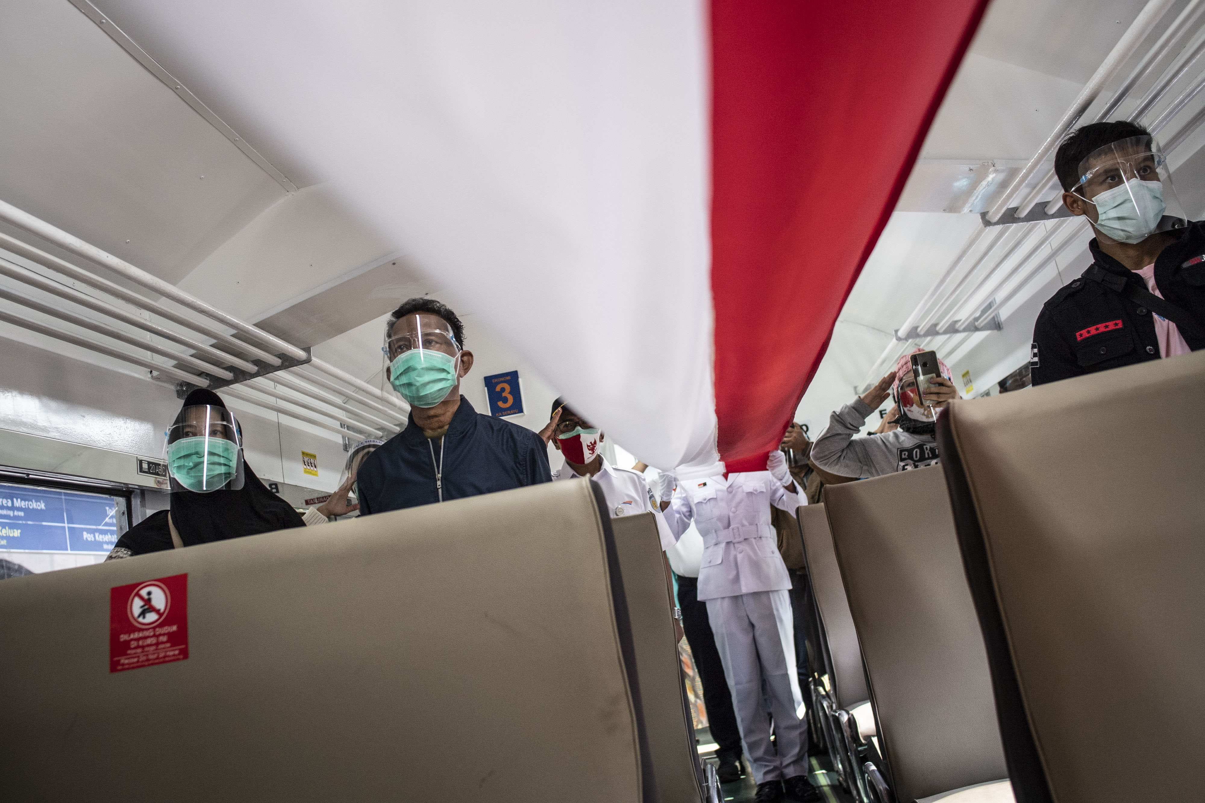 Pembentangan Merah Putih di Dalam Kereta