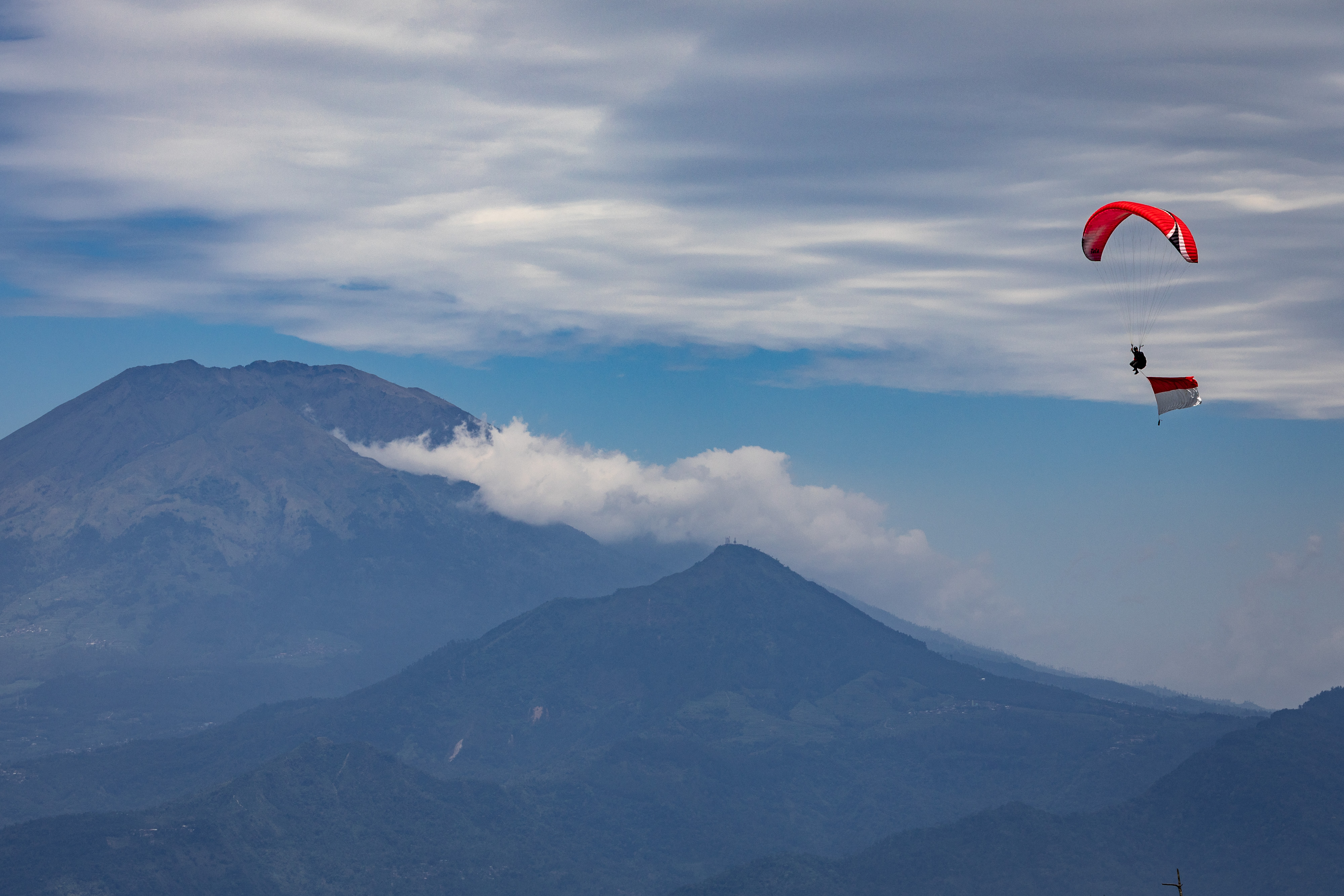 Pengibaran Bendera Menggunakan Paralayang