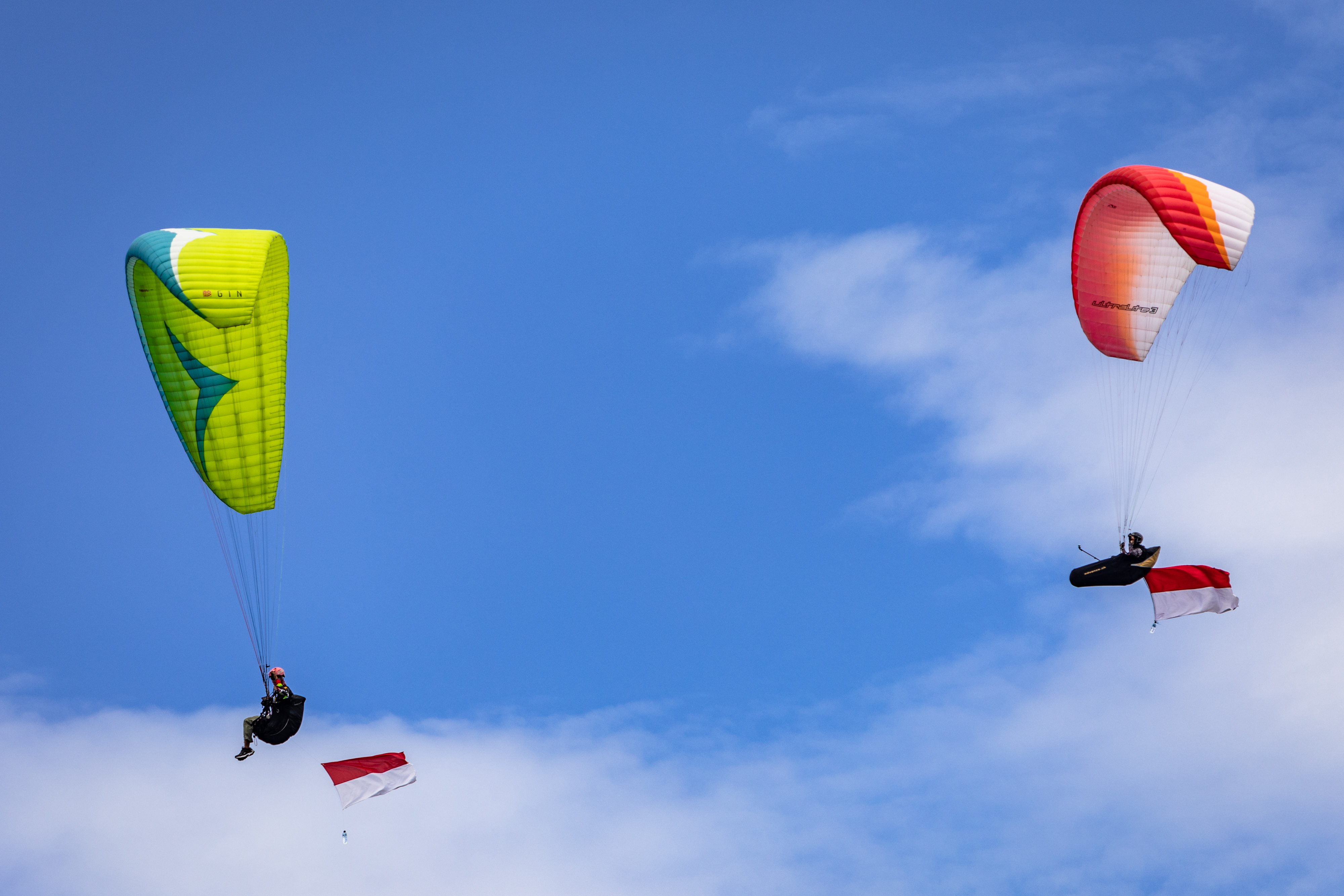 Pengibaran Bendera Menggunakan Paralayang