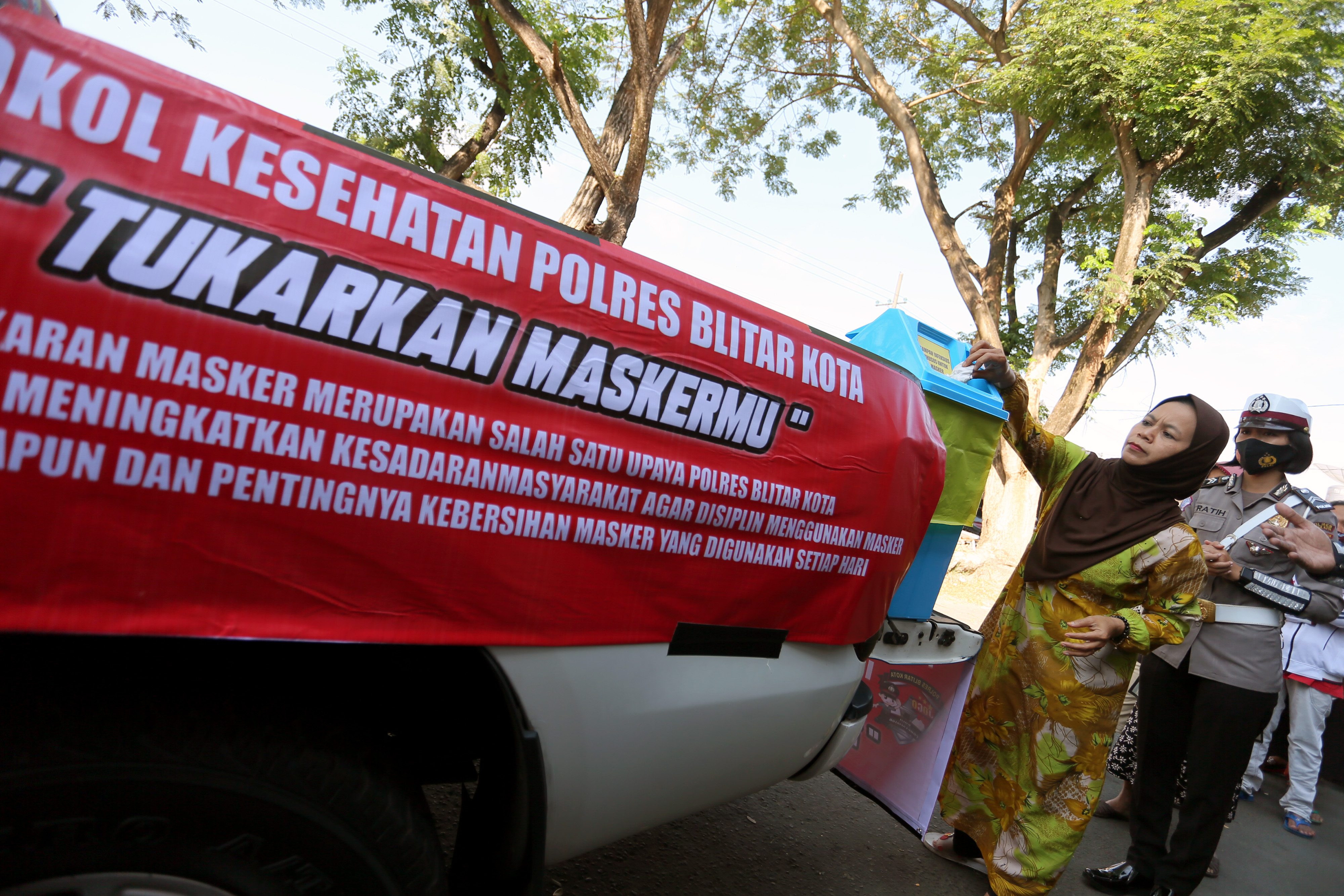 Kampanye pembuangan Sampah Masker Bekas di Blitar