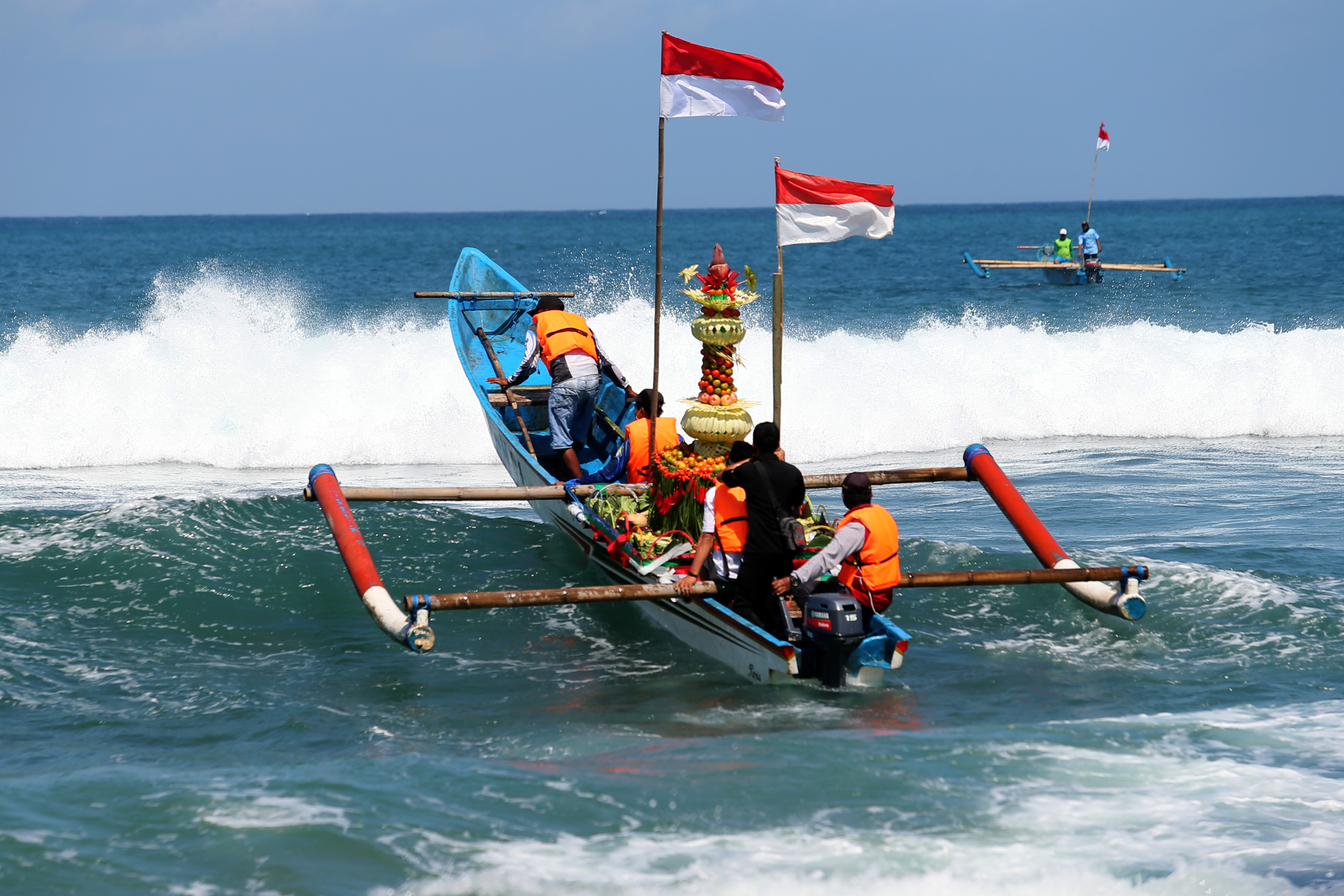Larung Sesaji di Pantai Serang