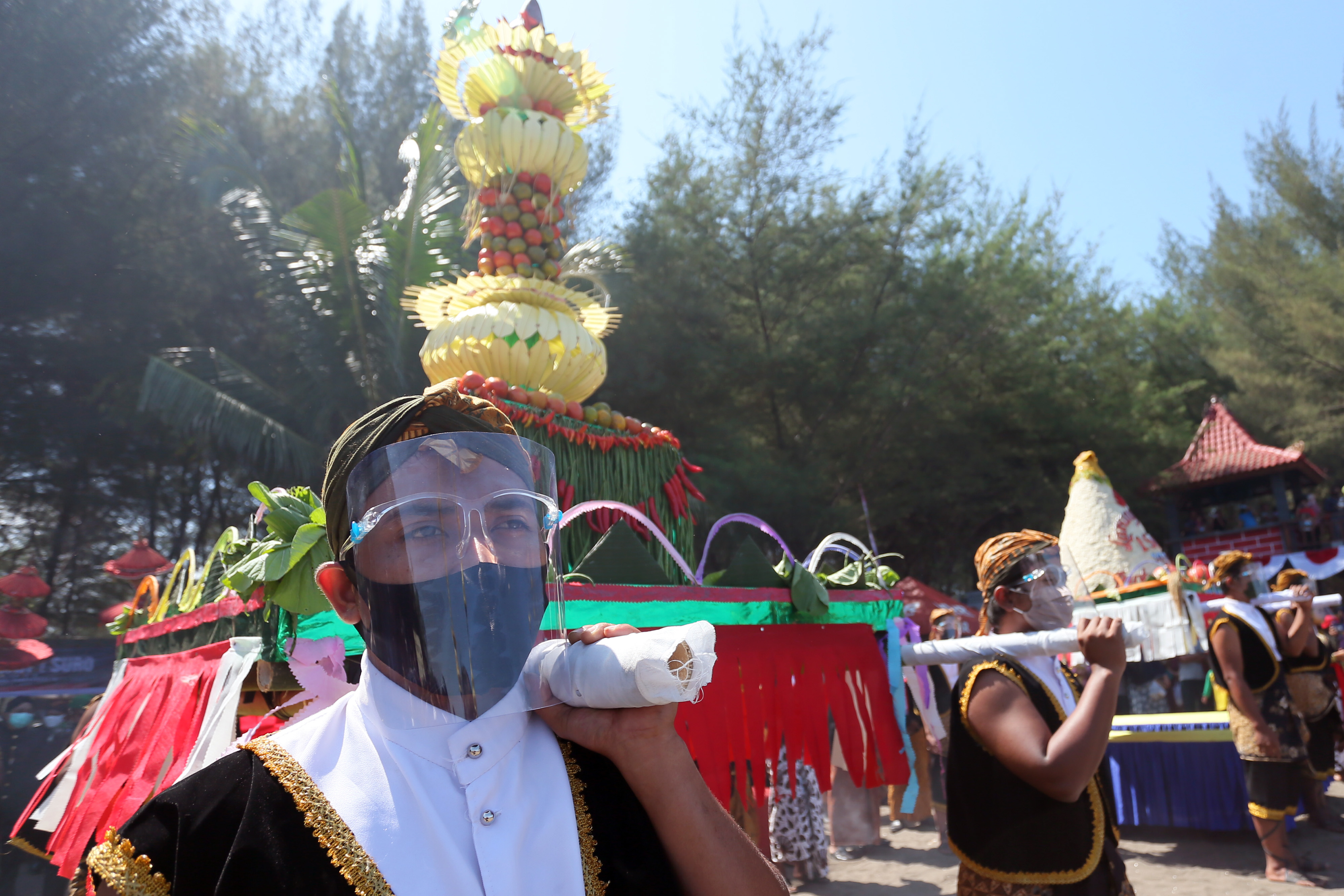 Larung Sesaji di Pantai Serang