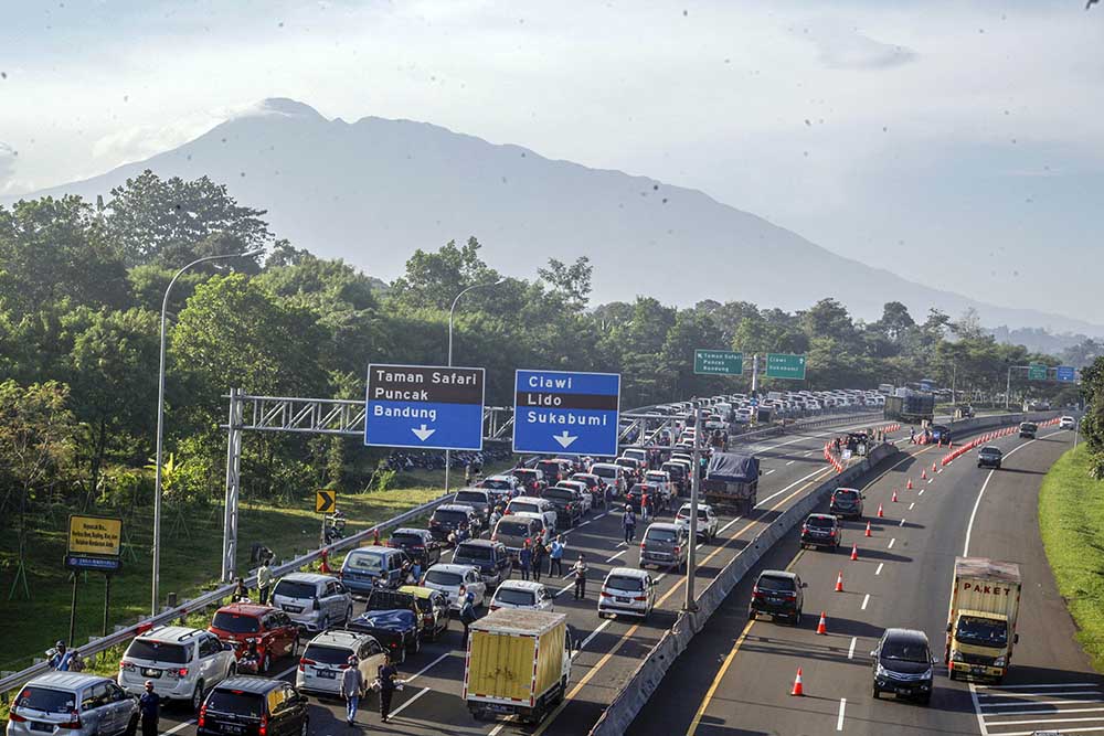 Kepadatan Kendaraaan Menuju Kawasan Wisata Puncak