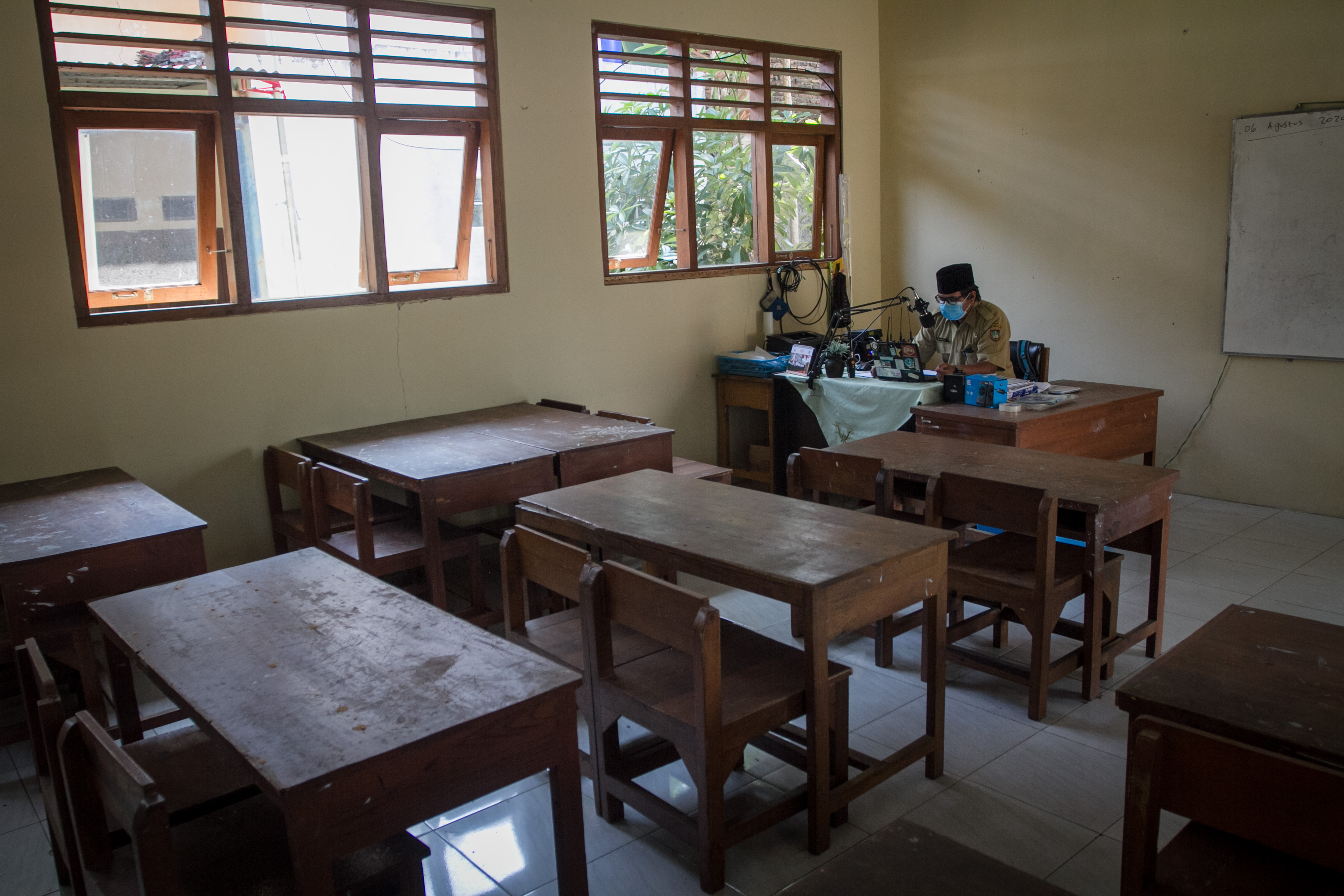 Guru Mengajar Dengan Handy Talky