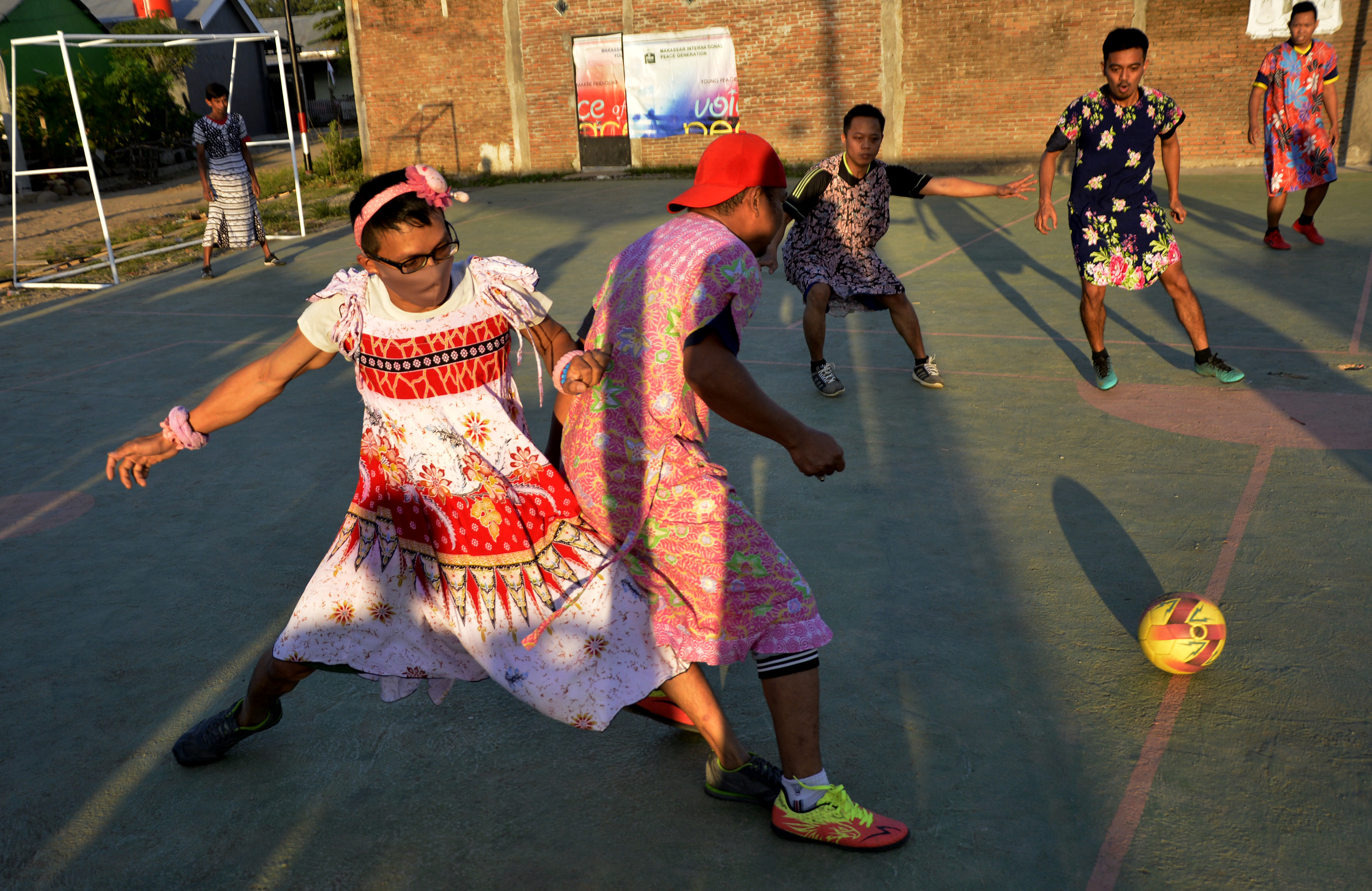 Lomba Sepak Bola Menggunakan Daster