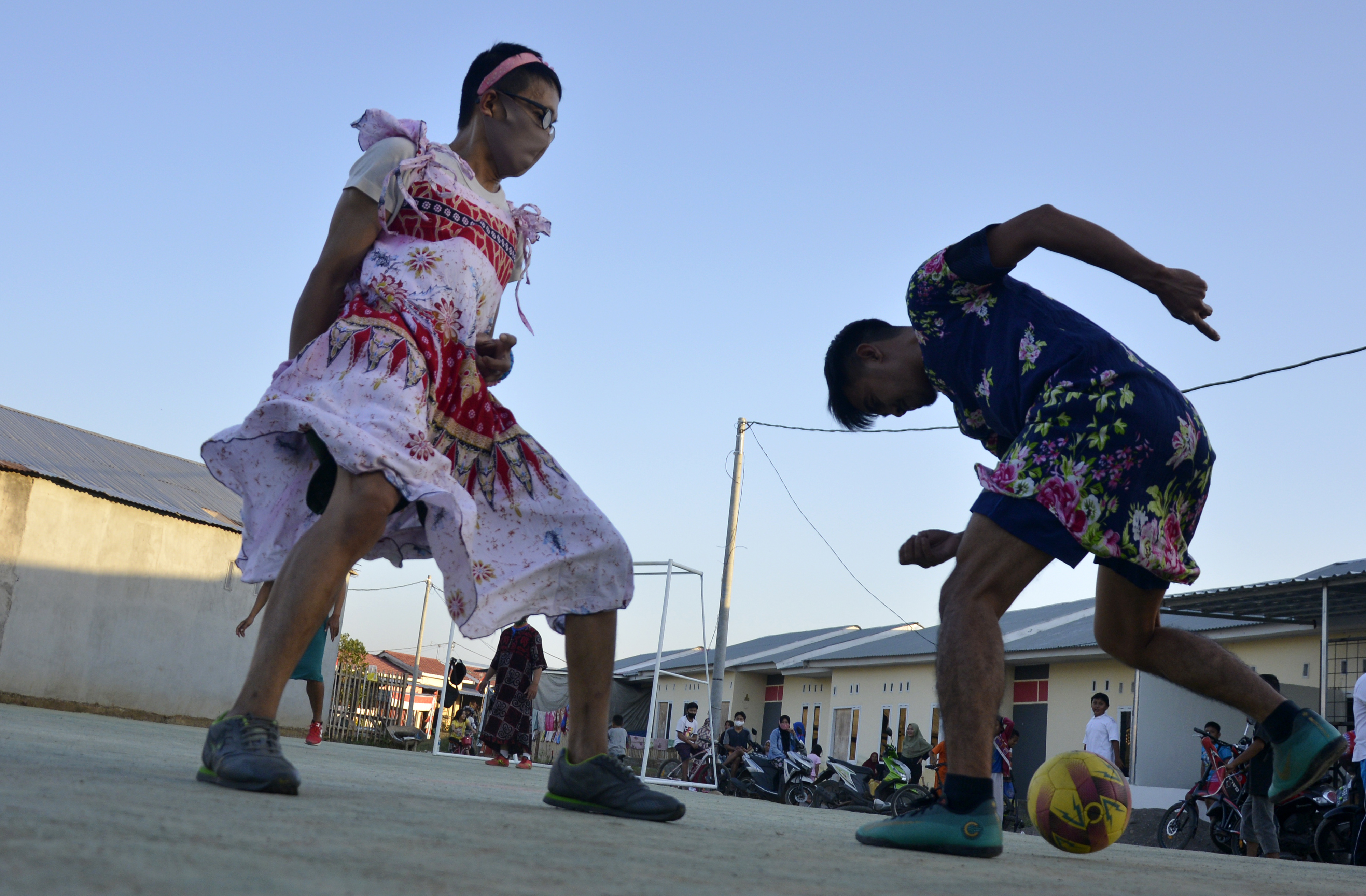 Lomba Sepak Bola Menggunakan Daster