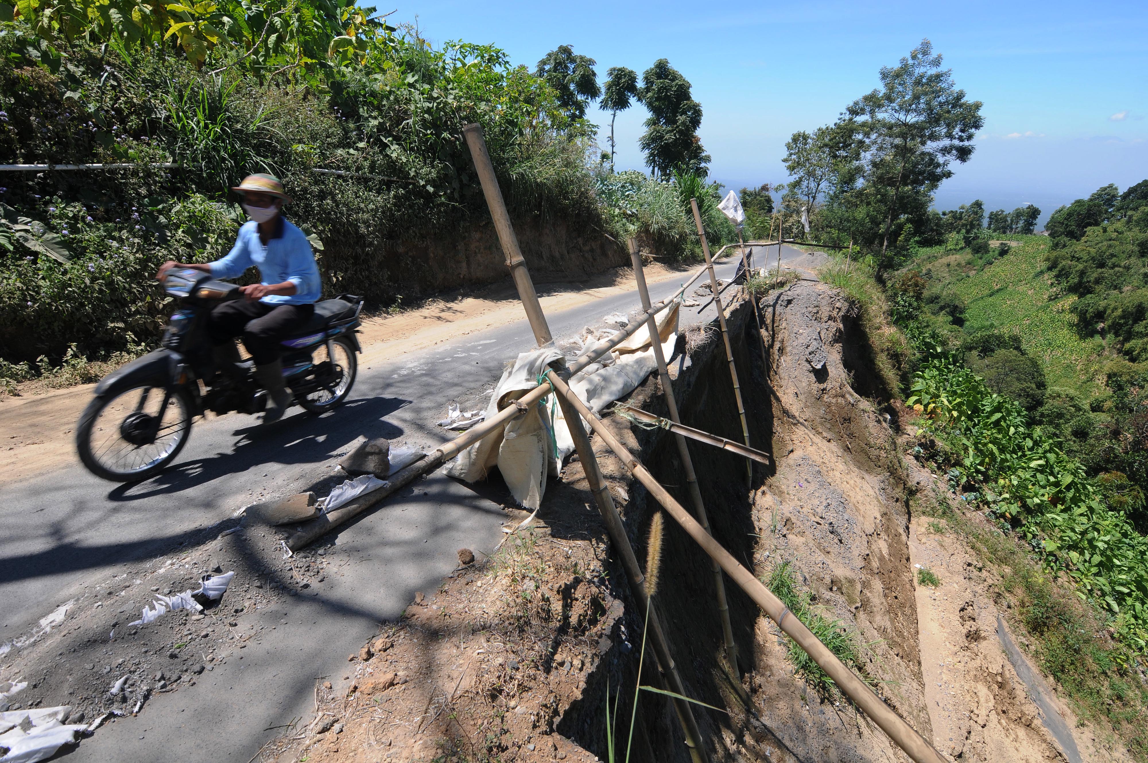 Jalan Lereng Merbabu Rawan Longsor