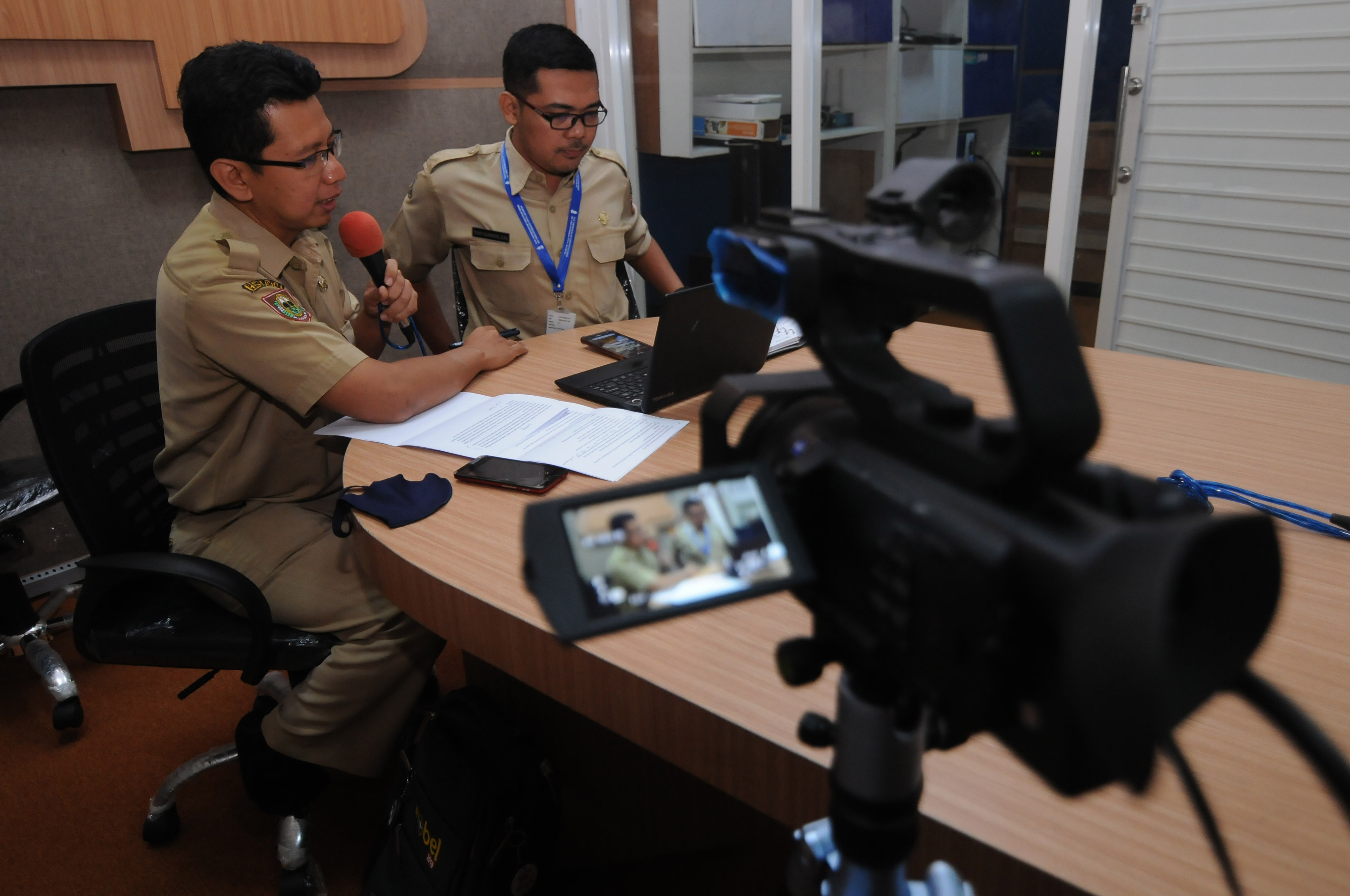 Mengajar Melalui Radio Siaran Pemerintah Daerah