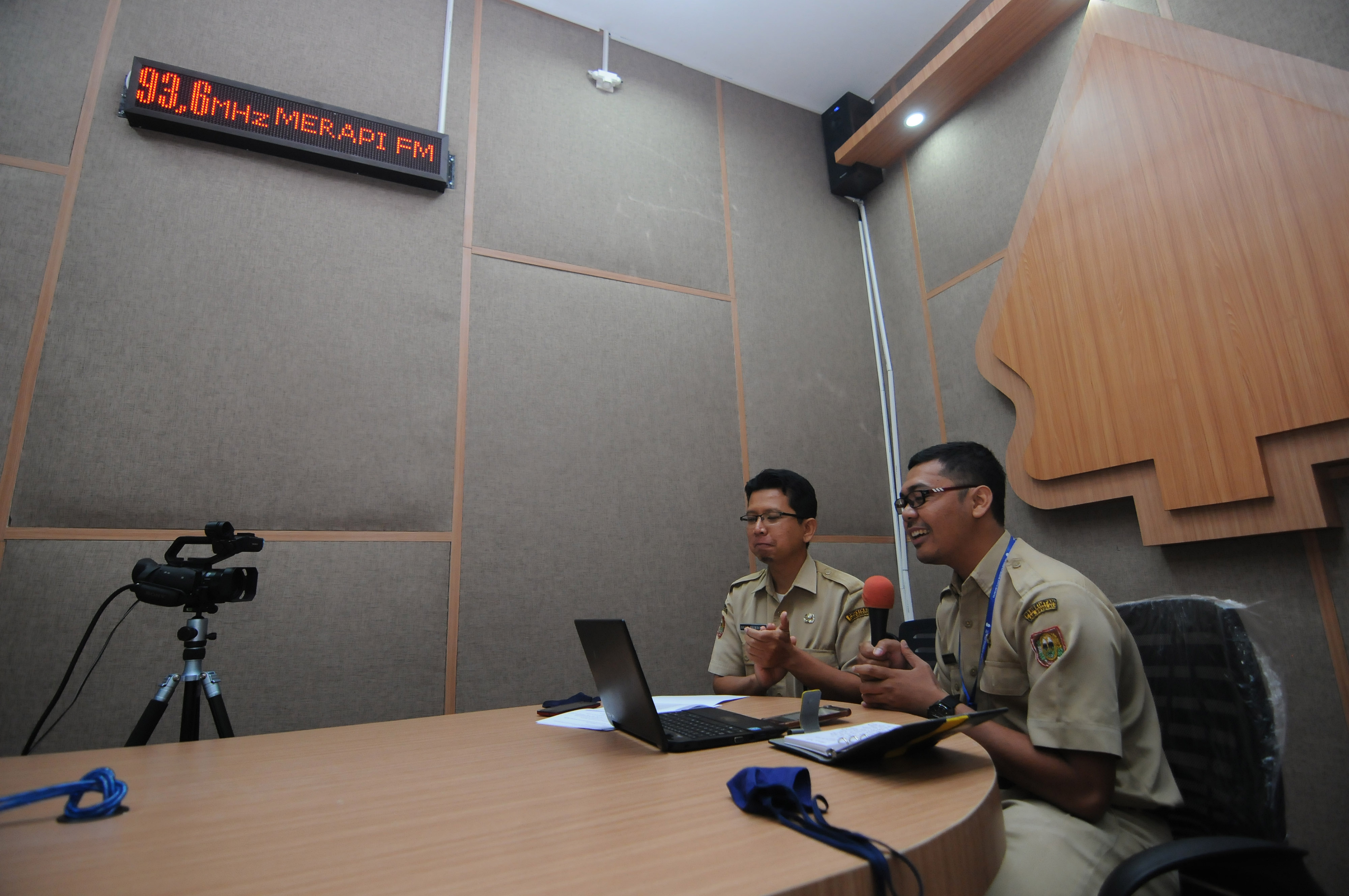 Mengajar Melalui Radio Siaran Pemerintah Daerah