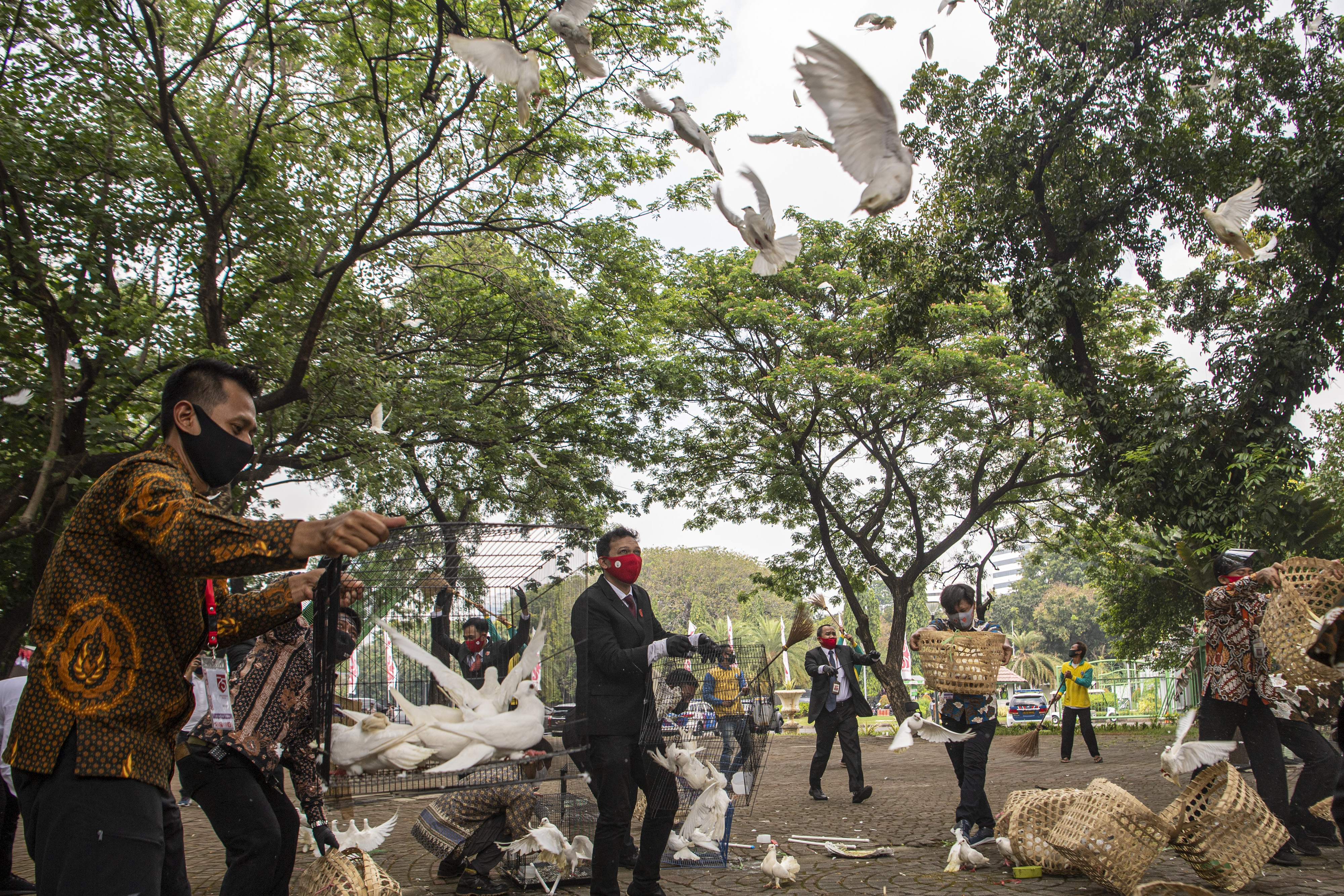 Pelepasan Burung Merpati Peringatan HUR Ke-75 RI