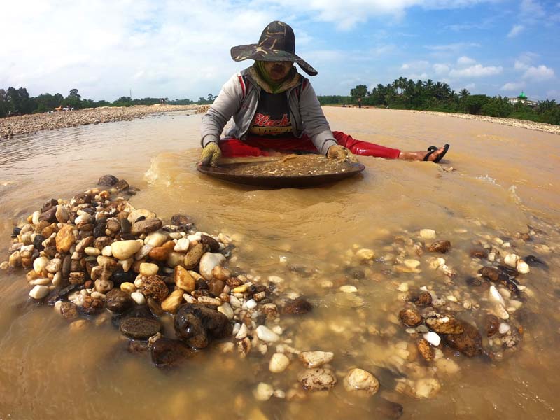 Penambang Emas Tradisional Di Sarolangun