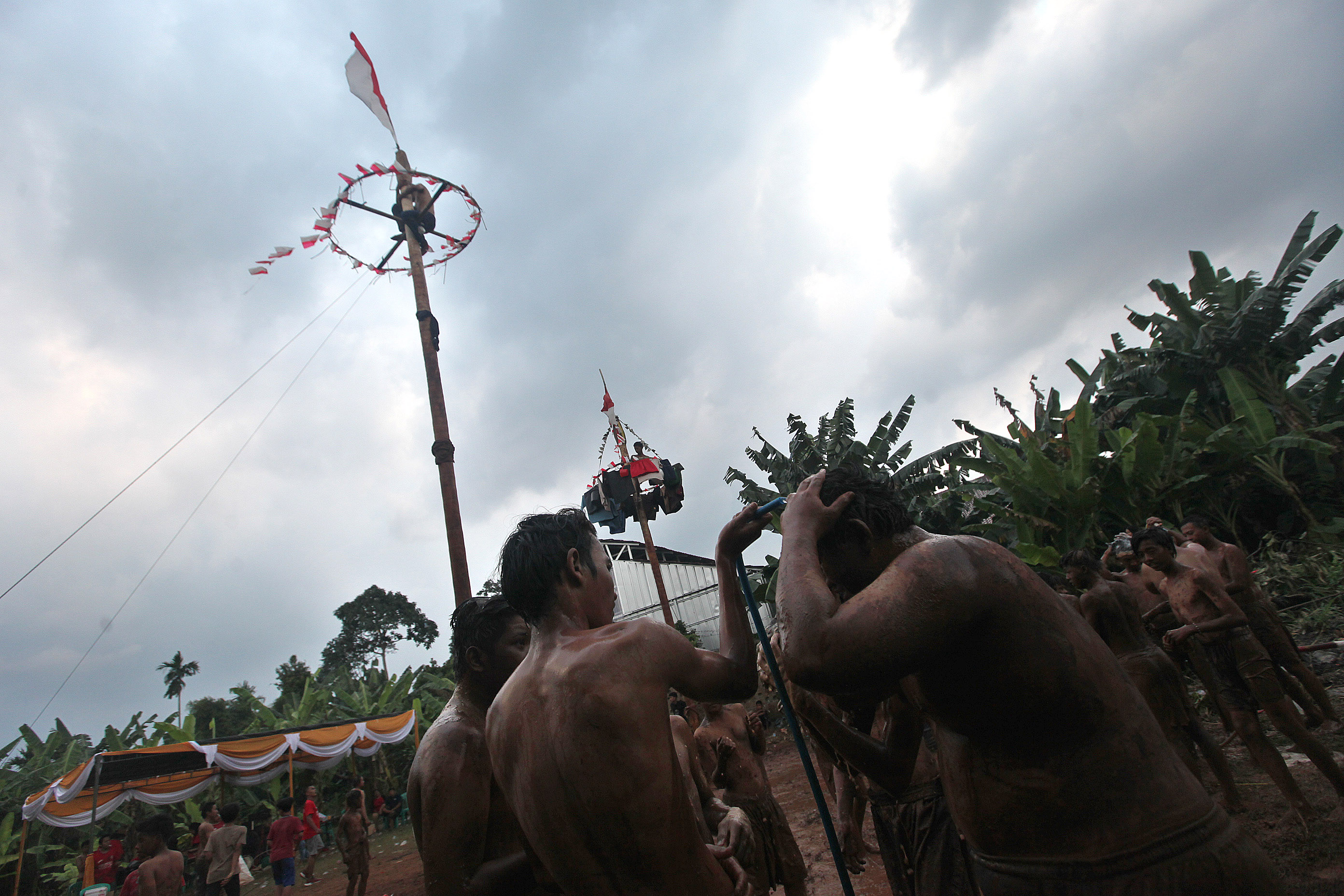 Lomba Panjat Pinang di Tengah Pandemi