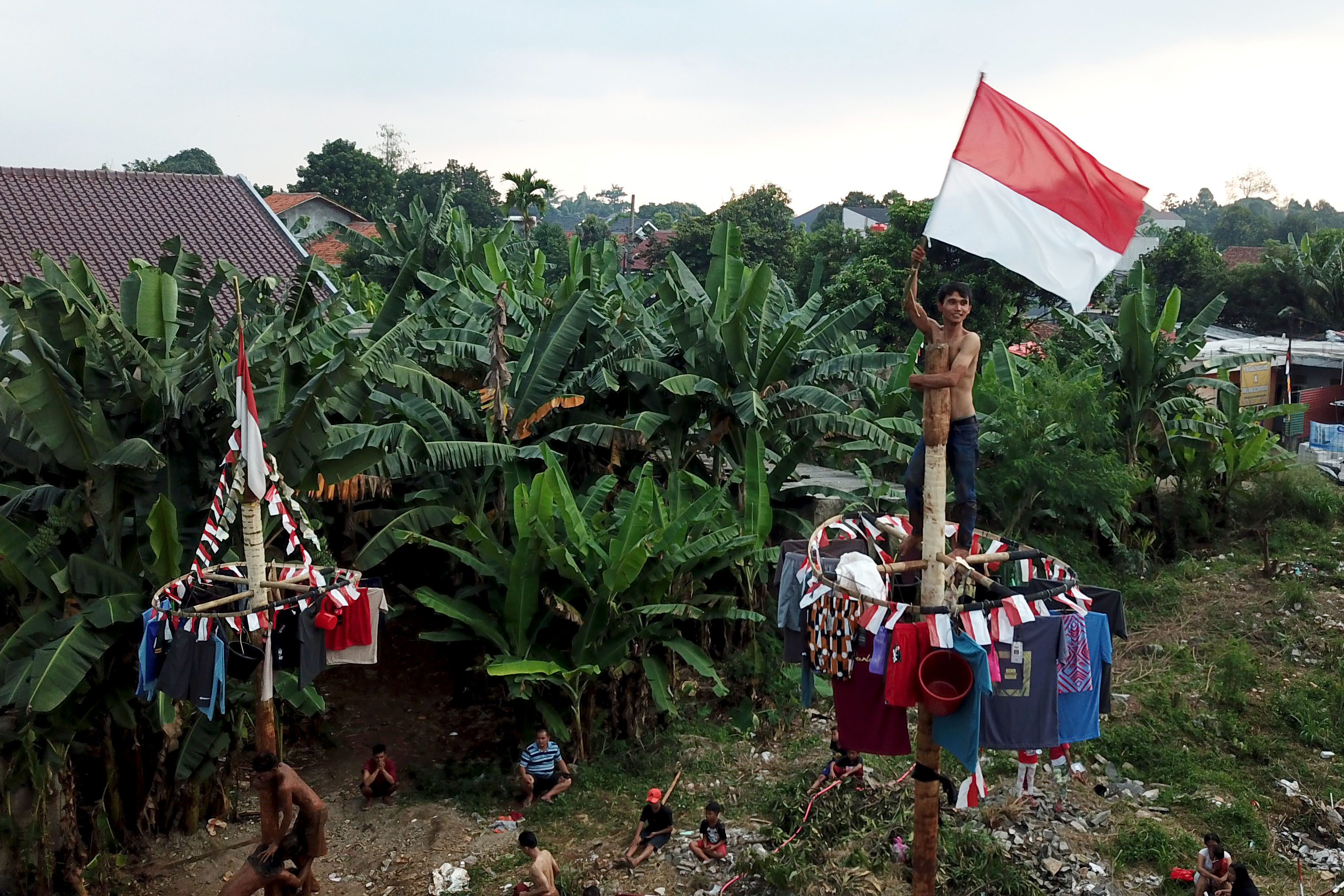 Lomba Panjat Pinang di Tengah Pandemi