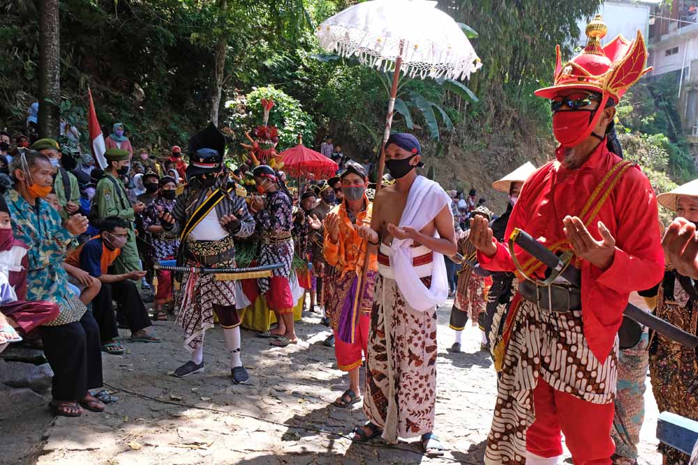Tradisi Gerebek Besar di Gunung Sumbing
