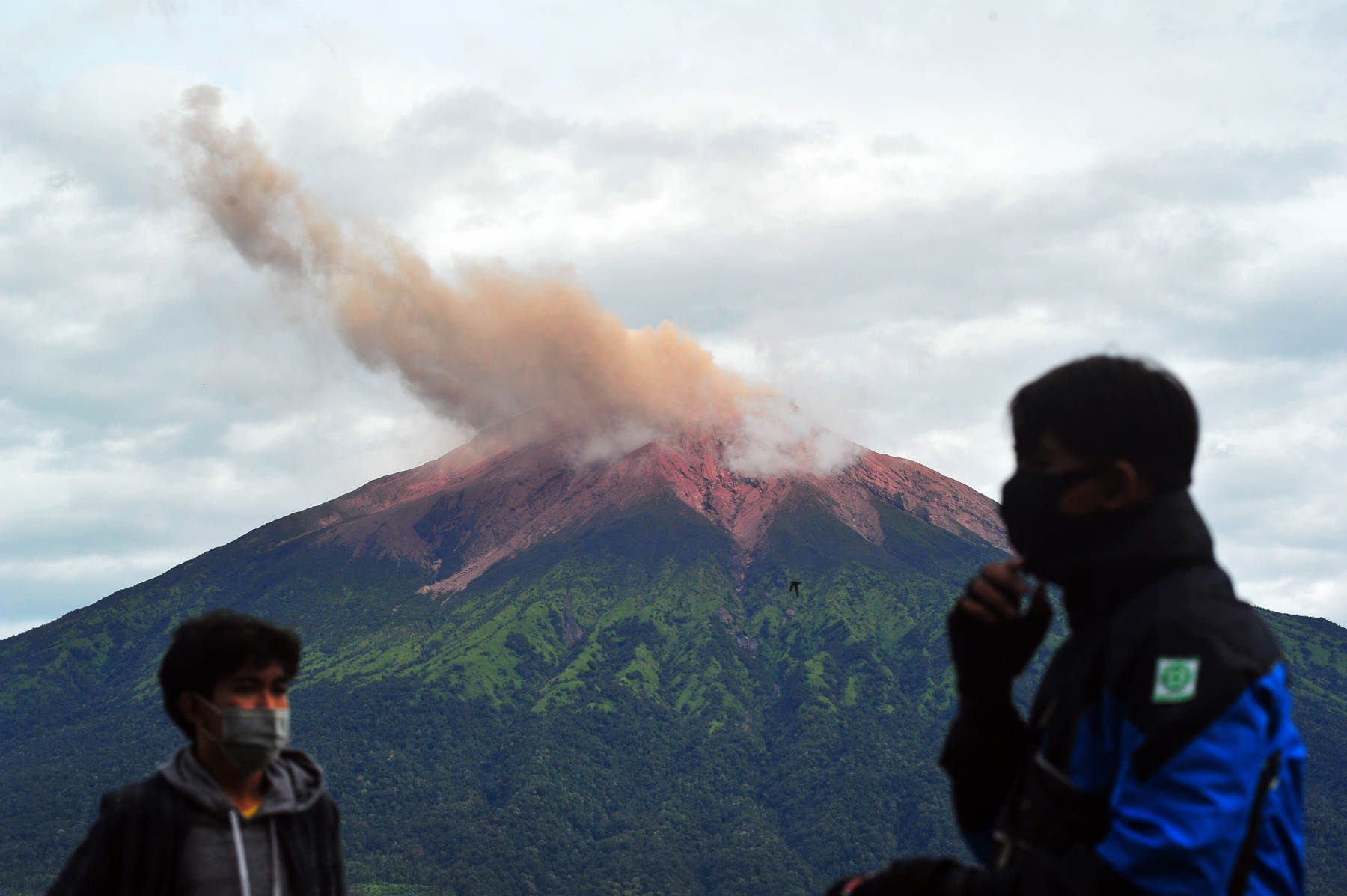 Gunung Kerinci Mengembuskan Gas dan material