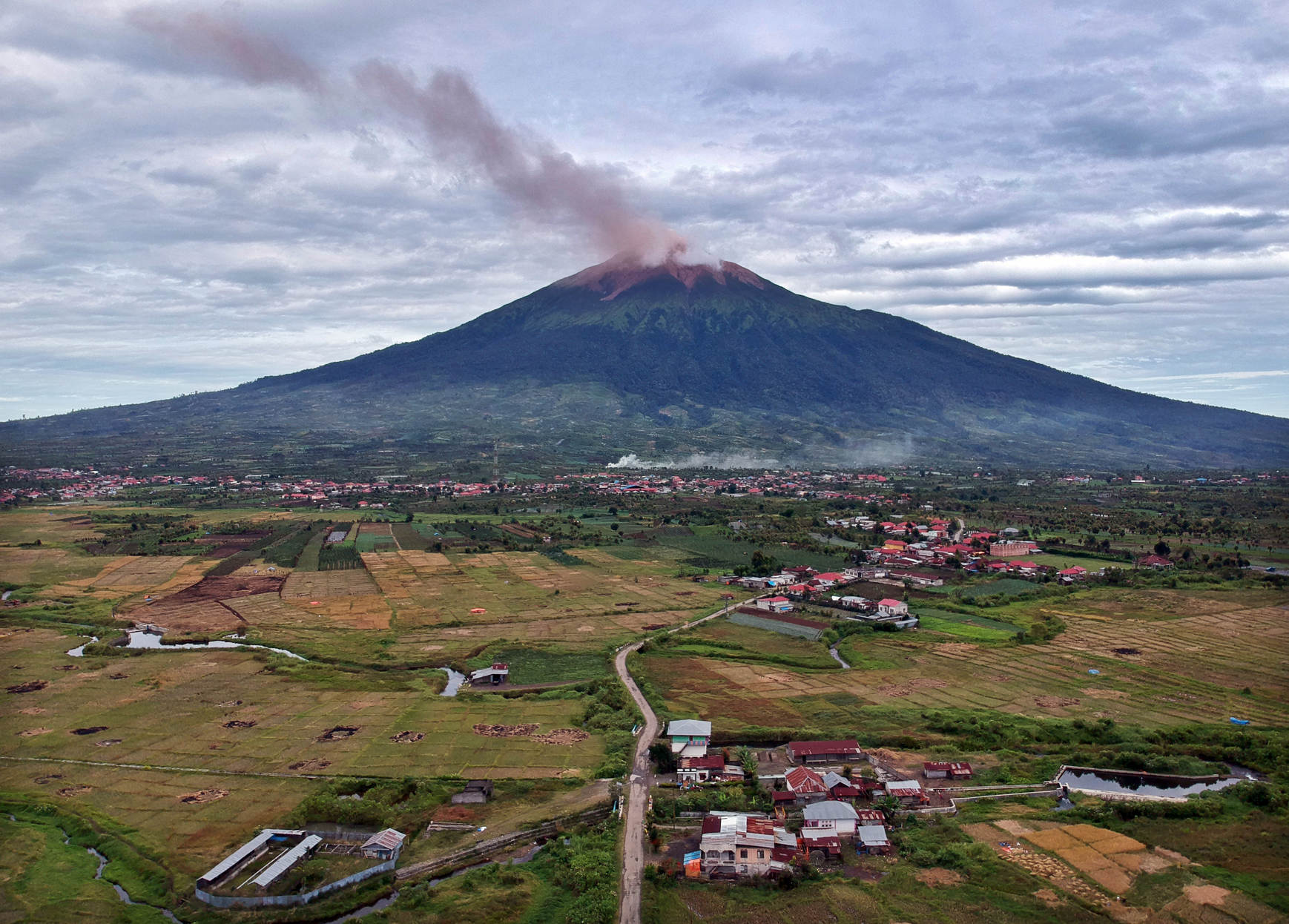 Gunung Kerinci Mengembuskan Gas dan material