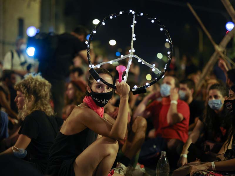 Menuntut PM Israel Benjamin Netanyahu mengundurkan diri