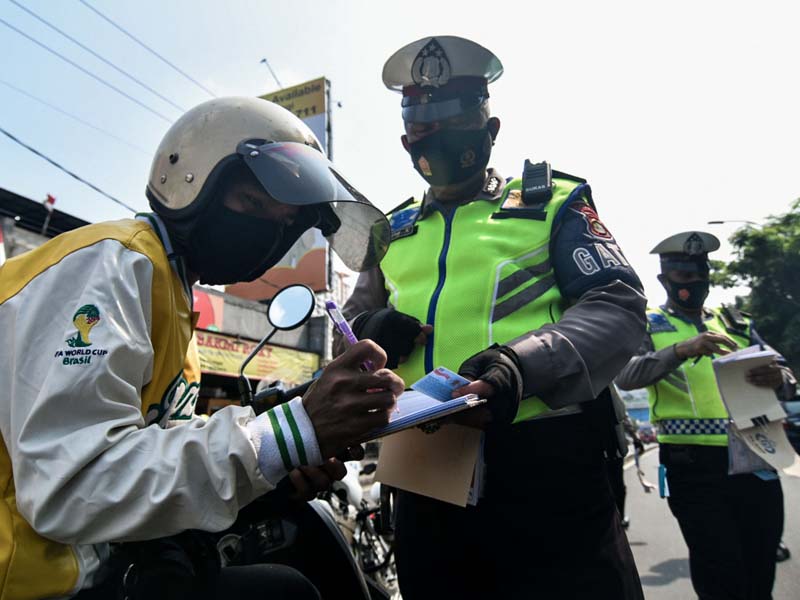 Razia Pengendara Motor dan Angkot di Lajur Cepat