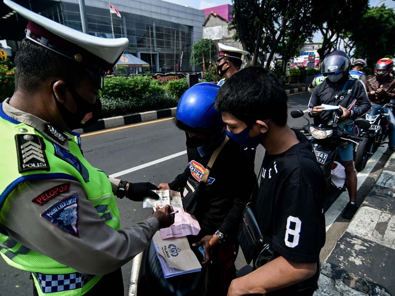Razia Pengendara Motor dan Angkot di Lajur Cepat