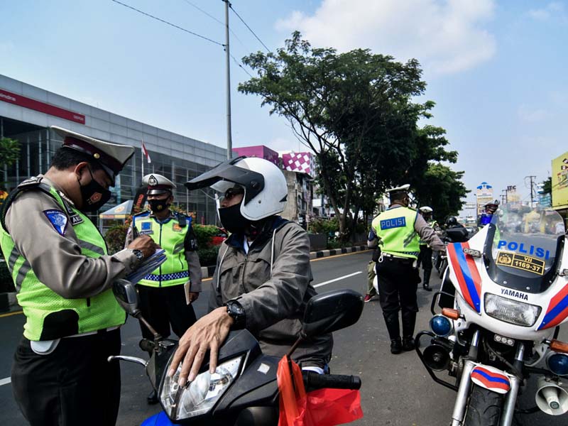 Razia Pengendara Motor dan Angkot di Lajur Cepat