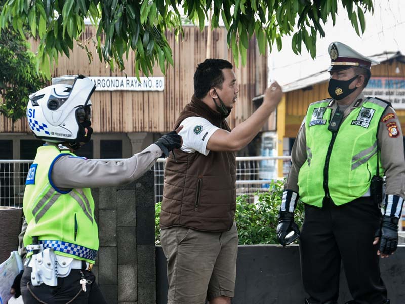 Razia Pengendara Motor dan Angkot di Lajur Cepat